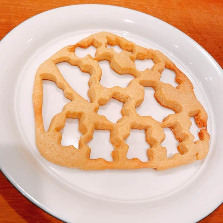 日暮愛葉さんのインスタグラム写真 - (日暮愛葉Instagram)「クッキーが食べたいと言ったら買いに行かず作る女、娘。 うんまい！ とっても！型は娘が小さい頃に買ったもの。 ありがとう😊 写真2枚目は型を抜いた あとの生地。うはは。」1月10日 18時03分 - aiha_higurashi
