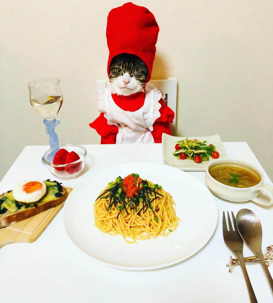 マロのインスタグラム：「❤️明太子の日❤️ SWIPE▶️ ✴︎ 福岡の食品会社ふくやが制定したそうです。 １９４９（昭和２４）年の1月10日、前年に創業したふくやは、研究を重ねてきていた「味の明太子」を初めて店頭に並べました。 ✴︎ ・明太子パスタ (Spicy cod roe  pasta) ・水菜と油揚げのサラダ (Potherb mustard  and thin fried tofu Salad) ・ほうれん草のタルティーヌ (Spinach tartine) ・オニオンスープ (Onion soup) ✴︎ いつもコメントありがとうございます😺🙏💕 返信出来なくてすみません🙇‍♀️ 全て拝見しています🐾 ✴︎ Thank you for your kind comments😸🙏💕 I'm sorry that I couldn't reply. ✴︎ #cat#cats#catsofinstagram#😻 #food#chef#pasta#wine#ねこ #猫#ねこすたぐらむ#ねこ部 #今日は何の日#明太子の日 #ワイン#料理#猫のいる暮らし  #斉藤和義#猫の多頭飼い」