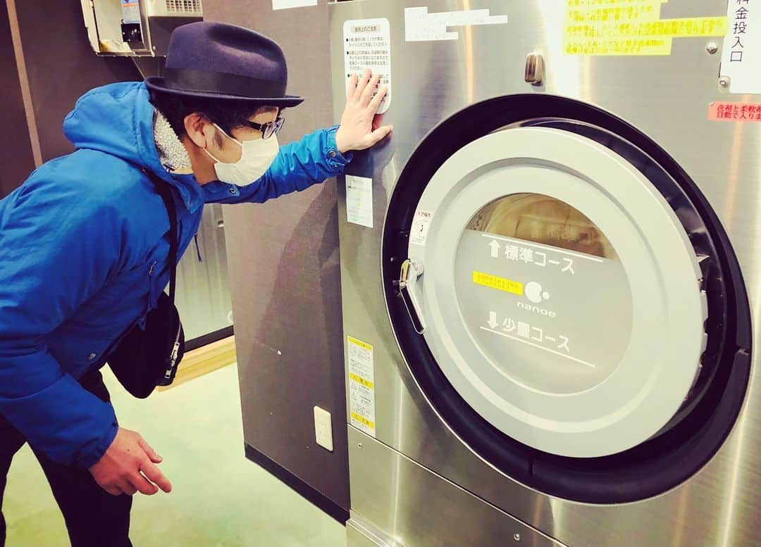 辻本耕志さんのインスタグラム写真 - (辻本耕志Instagram)「ふわっふわになーれー、ふわっふわになーれー、ふわっふわでねーむーりーたーいー。 #コインランドリー」1月10日 18時05分 - tsujimotokouji