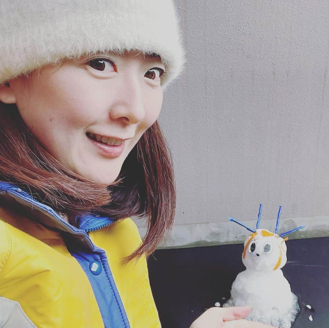 前田真里さんのインスタグラム写真 - (前田真里Instagram)「#雪だるま ではなく SNSのみんなの真似をして　 #ヴィヴィだるま 作りました🤗❣️  ・ ・  うまく出来なかったけれど 青空のもとヴィヴィくん 気持ちよさそう〜〜〜❄️  #Vファーレン長崎  #ヴィファーレン長崎 ⚽️ #雪の日  #portrait #portraitphotography #キャスター #ホリプロ #アナウンス室 #snap #アナウンサー #MC #japanese @horipro_announcers_hap  @horipromeguro」1月10日 18時06分 - maedamari