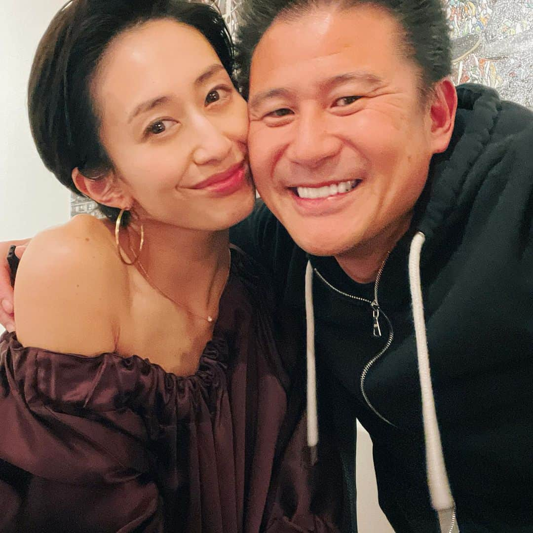 小堀ケネスさんのインスタグラム写真 - (小堀ケネスInstagram)「Happy New Year! Wifey and I celebrated our 6th year Wedding Anniversary yesterday.  Thank You for always bringing smiles Poops.  Love You!!  あけましておめでとうございます！ 昨日は鬼ママと結婚6周年でした。笑顔と笑いにあふれる毎日ありがとう！これからも仲良しでいようね！鬼ママ大好きだよ❤️  #notdrunk #mommy #daddy #6thanniversary #loveyou #鬼ママ　#パパ　#結婚6周年　#いつもありがとう」1月10日 9時14分 - kenkob0903