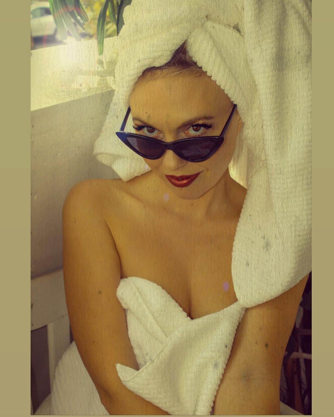 カリディー・イングリッシュさんのインスタグラム写真 - (カリディー・イングリッシュInstagram)「I started going back to school for photography! Due to the pandemic, modeling, touring and film productions are shut down. So while I wait to jump in front of camera when it’s safe, Ive gotten back behind! 💃🏼 📸   It’s been a blast getting back to my first career before I won Top Model! I realllllly enjoy shooting all types of humans and having them feel confident, sexy and beautiful.   I set up a boudoir studio next to a big open balcony to photograph men/women/couples. I’m a one person crew to keep me & my clients safe. 💞 This was my shoot with the beautiful @chrystalljane.   Which one is your favorite? Would you do a boudoir photo shoot? Would you be my next top model? 🥰🌹❤️💋  ____________________________ My photography IG is @carideephotos. Thank you for following me during my new journey! I love y’all so! 🌹🌹🌹🌹🌹」1月10日 9時16分 - carideeenglish
