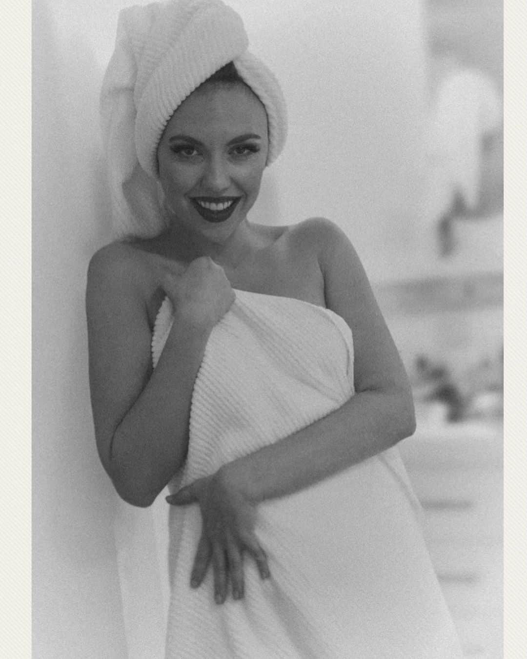 カリディー・イングリッシュさんのインスタグラム写真 - (カリディー・イングリッシュInstagram)「I started going back to school for photography! Due to the pandemic, modeling, touring and film productions are shut down. So while I wait to jump in front of camera when it’s safe, Ive gotten back behind! 💃🏼 📸   It’s been a blast getting back to my first career before I won Top Model! I realllllly enjoy shooting all types of humans and having them feel confident, sexy and beautiful.   I set up a boudoir studio next to a big open balcony to photograph men/women/couples. I’m a one person crew to keep me & my clients safe. 💞 This was my shoot with the beautiful @chrystalljane.   Which one is your favorite? Would you do a boudoir photo shoot? Would you be my next top model? 🥰🌹❤️💋  ____________________________ My photography IG is @carideephotos. Thank you for following me during my new journey! I love y’all so! 🌹🌹🌹🌹🌹」1月10日 9時16分 - carideeenglish