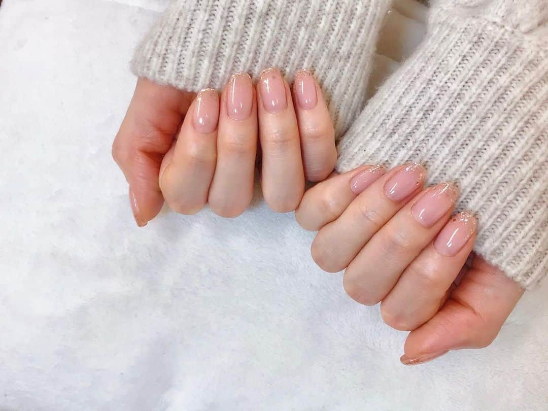 西村笑花さんのインスタグラム写真 - (西村笑花Instagram)「✨ ・ ・ キラキラなnewnail💅♡ ピンクゴールドのラメが上品に輝いてくれて このラメ本当に可愛いっ💓💓 クリスマスの日にはこのネイルだったのに 載せるの遅くなっちゃった🥺！！ #えみかさんネイル  #シンプルネイル #冬ネイル #冬ネイルデザイン #ピンクゴールドネイル #ピンクゴールド #素敵ネイル #大人可愛いネイル #ぷるつやネイル」1月10日 9時16分 - emika_nishimura