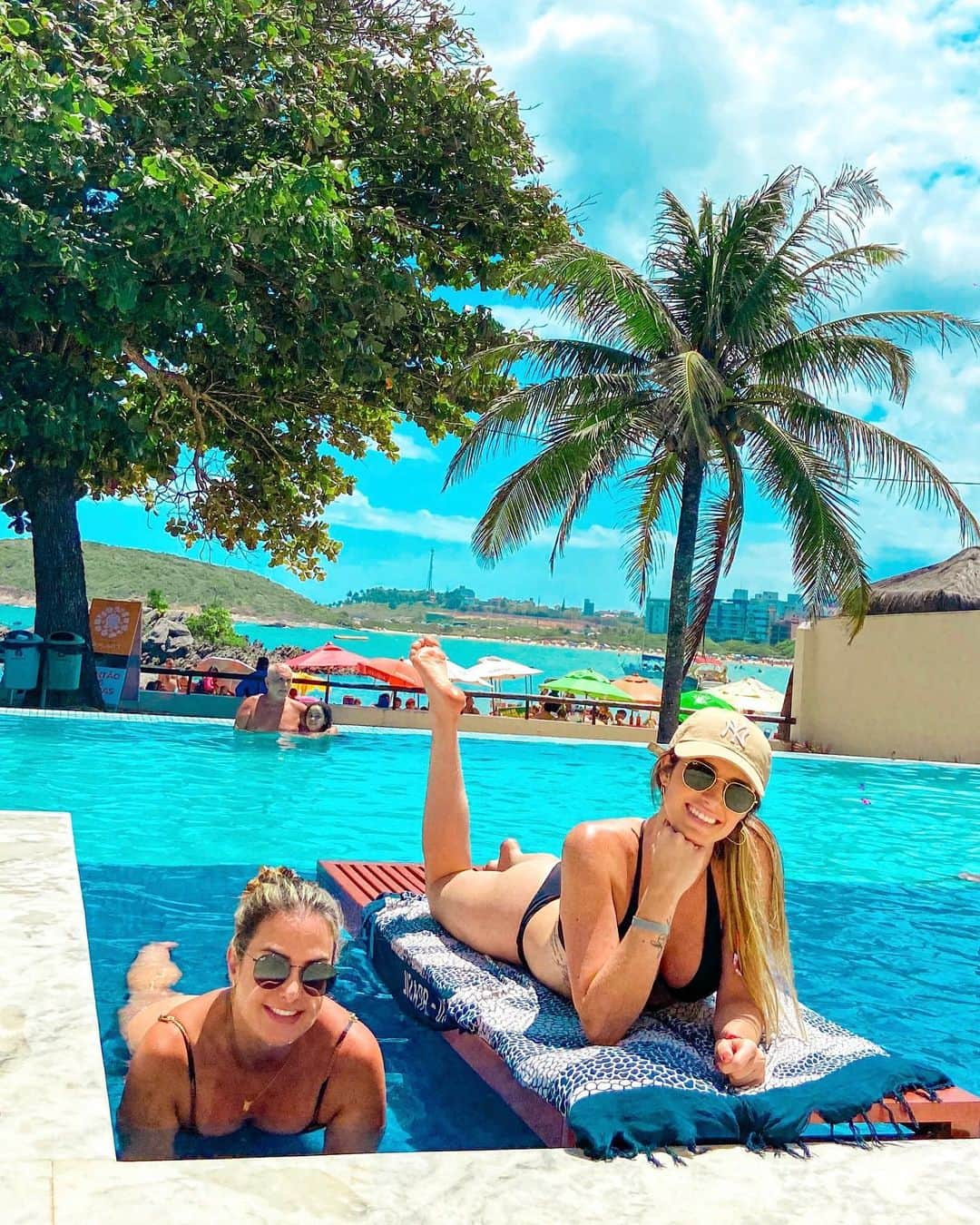 ナターリア・ガウジオさんのインスタグラム写真 - (ナターリア・ガウジオInstagram)「Um dia maravilhoso de sol com a companhia da minha amiga/irmã fica perfeitooo!! 🥰🙏🏻☀️👙🌊👯‍♀️💙 #summer #love #poolday #happiness #soulsister #sunnyday #friendship #tanning」1月10日 9時18分 - natigaudio