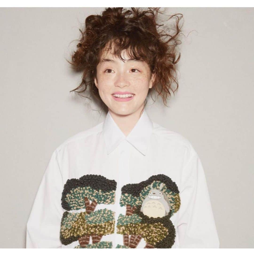 管沼詩乃さんのインスタグラム写真 - (管沼詩乃Instagram)「@voguegirljapan  「LOEWE×となりのトトロ」 🌳カプセルコレクション💛  Model: @sereeeenam  Photos: @omisakii  Hair : @gxxxxxo  Makeup: @harukadebeau  Editor: @genarai  #loewe #loewetotoro」1月10日 9時19分 - shinosuganuma