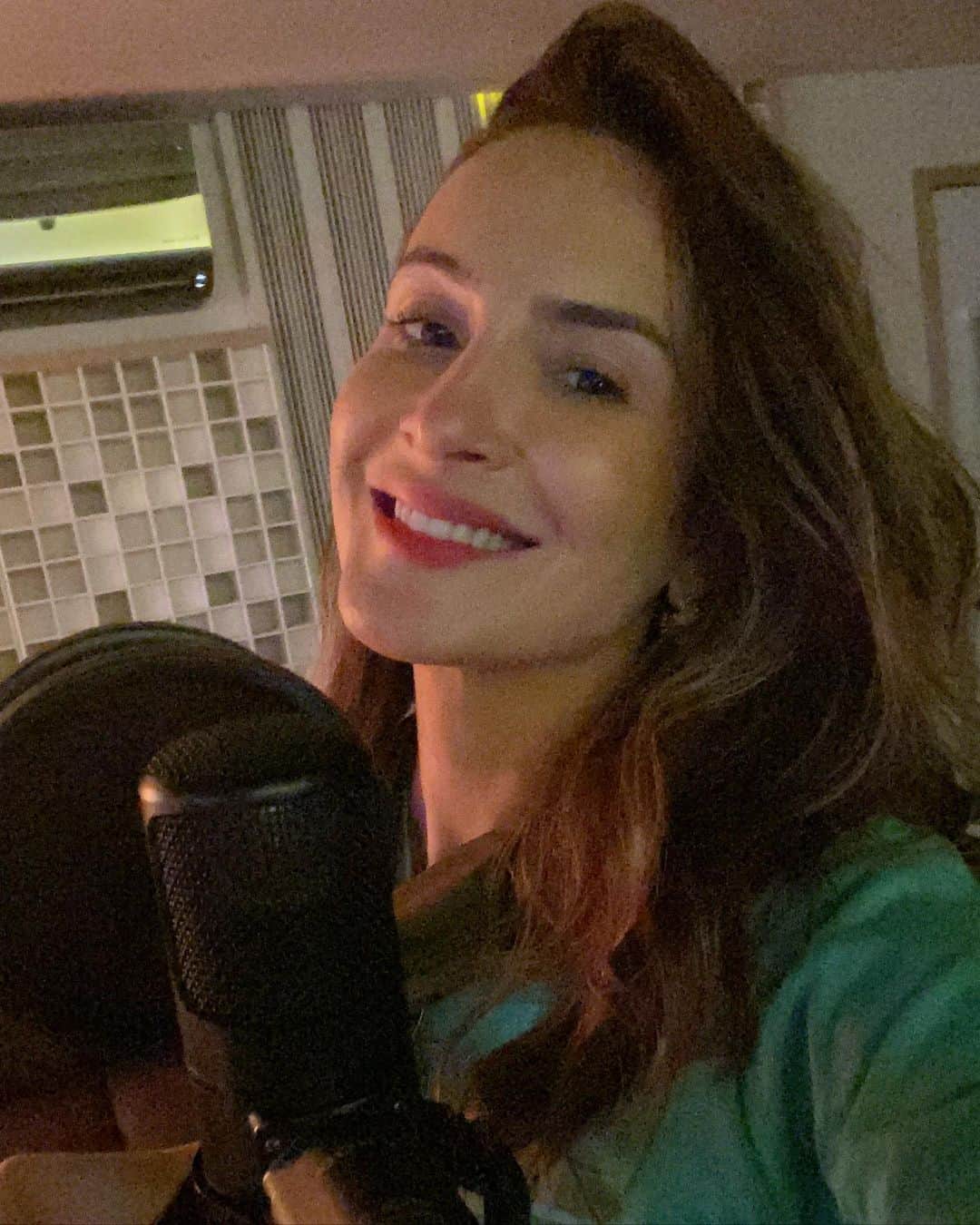 Claudia Leitteのインスタグラム：「Um no filter, direto do estúdio, pra mandar positividade a todos. Do meu coração pro seu. Amar é agora!」