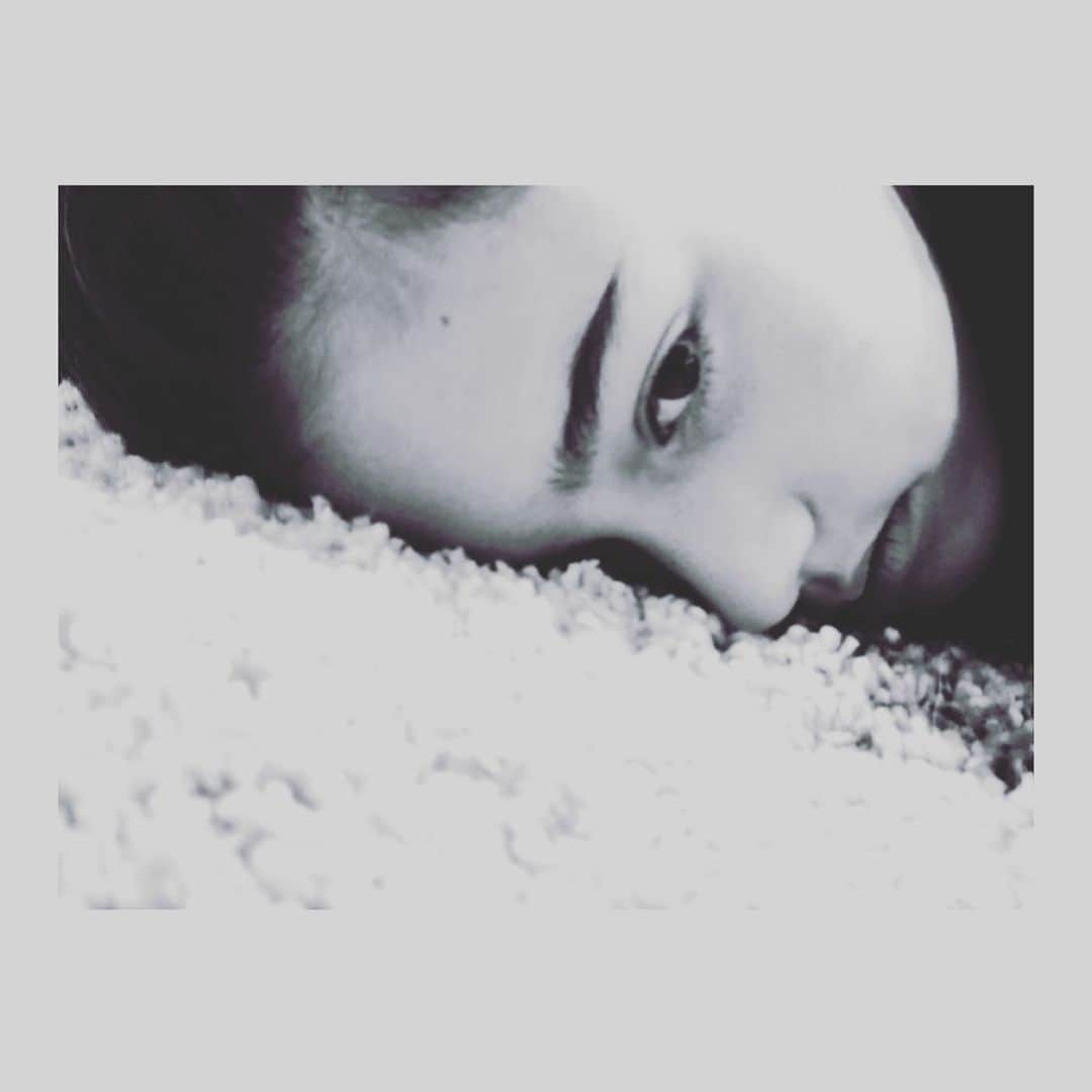 Eidaのインスタグラム：「ennui🐥﻿ ﻿ ﻿ ﻿ ﻿ #sleepyhead﻿ #chilling﻿ #monochrome﻿ #quarantine﻿ #lespros_eida﻿ #ティーンモデル﻿ #カーペット﻿ #まったり﻿ #アンニュイ﻿ #中学生女モデル﻿ #14歳女子﻿ #エイダ﻿ ﻿」