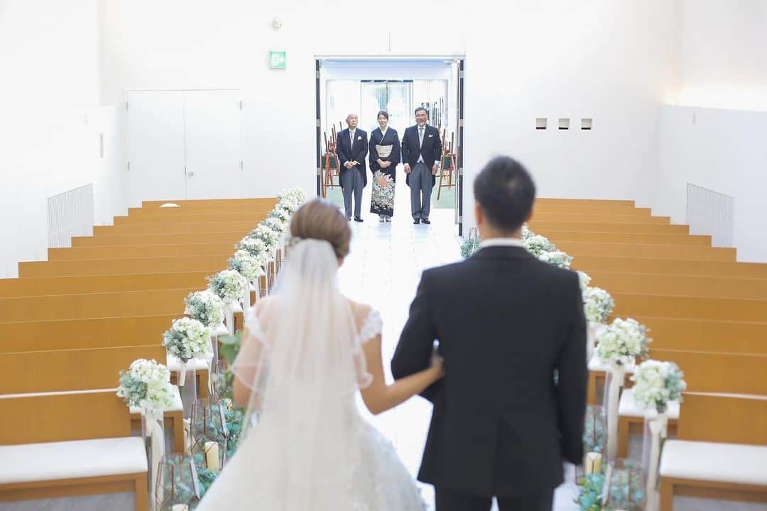 結婚式場ブランレヴュー宇都宮アクアテラスのインスタグラム：「.﻿ 『育ててくれてありがとう』﻿ 新郎新婦様の見つめる先には…＊﻿ ﻿ 晴れ姿で大切な親御様とご対面のお時間﻿ "ペアレントタイム"﻿ ﻿ 「こんなに大きくなって」﻿ 親御様からも自然と優しい笑顔が溢れます。﻿ ﻿ 人生で一度の結婚式、﻿ それは新郎新婦様にとっても、親御様にとっても。﻿ ﻿ 普段伝えられない想いを伝えられる時間です。﻿ ----------------------------------------﻿ ﻿ 1/10.11﻿ 三連休限定のブライダルフェアは新春BIG！﻿ 【お正月限定の豪華特典盛り沢山❤︎】﻿ ﻿ 衛生対策徹底中！﻿ 安心してご見学いただけます！﻿ 挙式日の変更も可で安心の結婚式を！﻿ ﻿ ご来館でギフト券最大10000円プレゼント⭐︎﻿ ﻿ 詳細は下記▽▽﻿ https://www.dearswedding.jp/blancrevue/fair/﻿ ﻿ リニューアルしたNewチャペルのご見学もお楽しみに♩﻿ ﻿ プロフィールからご覧いただけます！ @blancrevue_wedding」