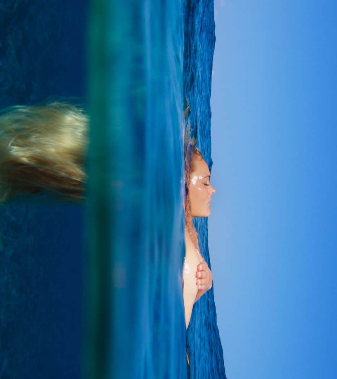 フェリシティー・パルマティアーのインスタグラム：「The ocean is my biggest mirror.  What ever emotions I’ve felt during the day are intensified as soon as I hit the water.  My whole life it’s been a great way for me to check in with myself and how I’m feeling mentally.   Not only are you checking in with your emotions, you’re constantly checking in with what the conditions of the ocean are like and know that at any second they may change, which keeps me incredibly present and I’m the moment.   So thank you ocean for being my greatest therapist 🙏🏽  This frame grab by @fetchfilms is from my latest audio visual project - Skin Deep. The link is in my bio if you ant to watch it!  #FlickPalmateerSkinDeep」