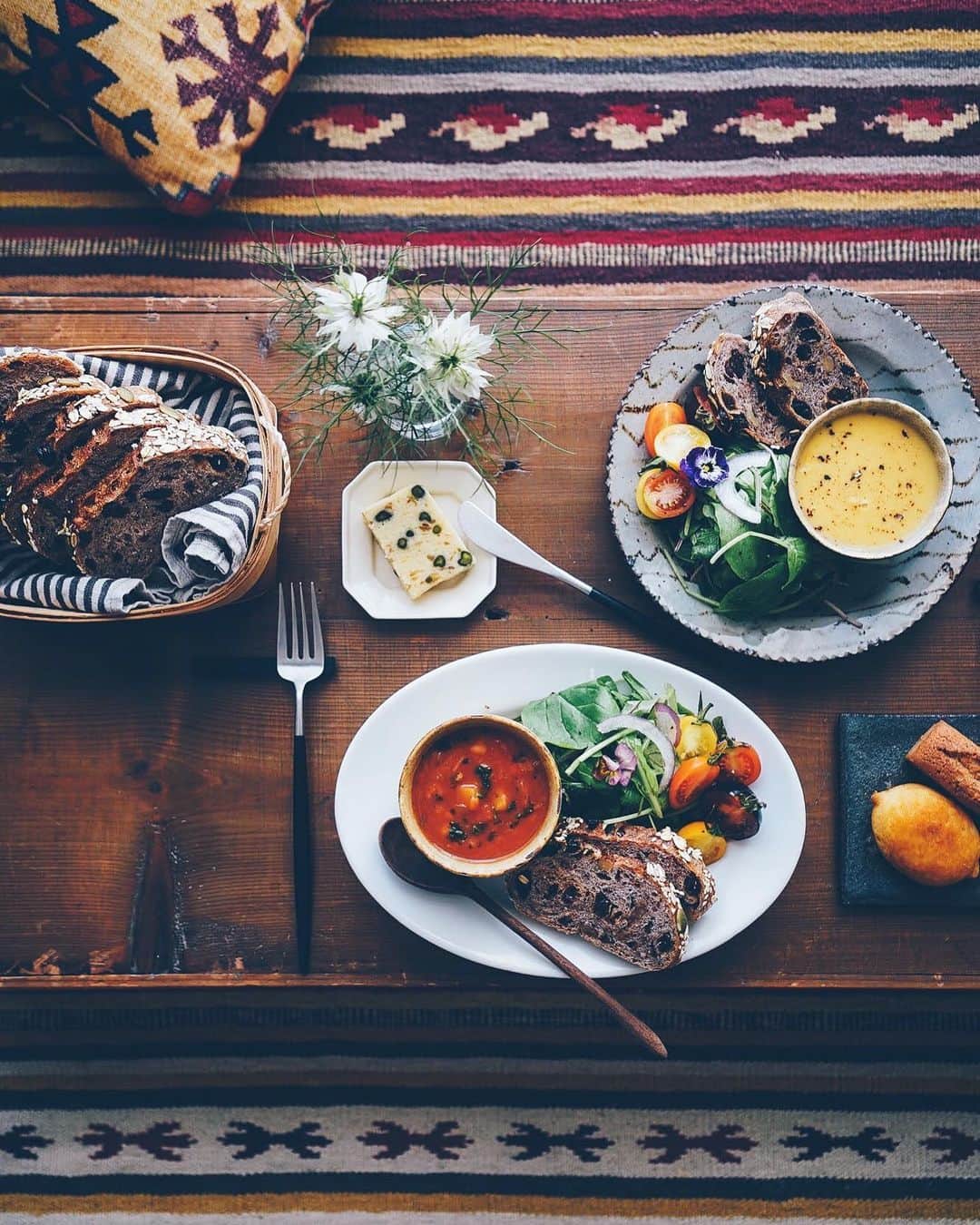 のインスタグラム：「0110 ANDERSEN's morning  年末からずっと料理作ったので この連休は好きなお店の好きなものを テイクアウト  今朝はANDERSENモーニング @andersen_official_jp  発酵種がりんごのミューズリーのパンは 果実とナッツがたっぷり まずはそのまま 次は大好きなbistroのフルーツバターをのせて  私は野菜たっぷりミネストローネ Tさんはまろやかコーンスープ ANDERSENのオリジナルスープ ミューズリーのパンに合うね◎  食卓は気分をかえて フランスのantique boxをテーブルに！ 15年ぐらい前にお迎え 中には幼少期の私の8mmビデオと 20代のCM作品などVHSがぎっしり 見たいような見たくないような（笑）  みなさん、好きなことを楽しみながら よい1日を過ごしてくださいね  #miki_life #miki_home #ANDERSEN #farmersbread」