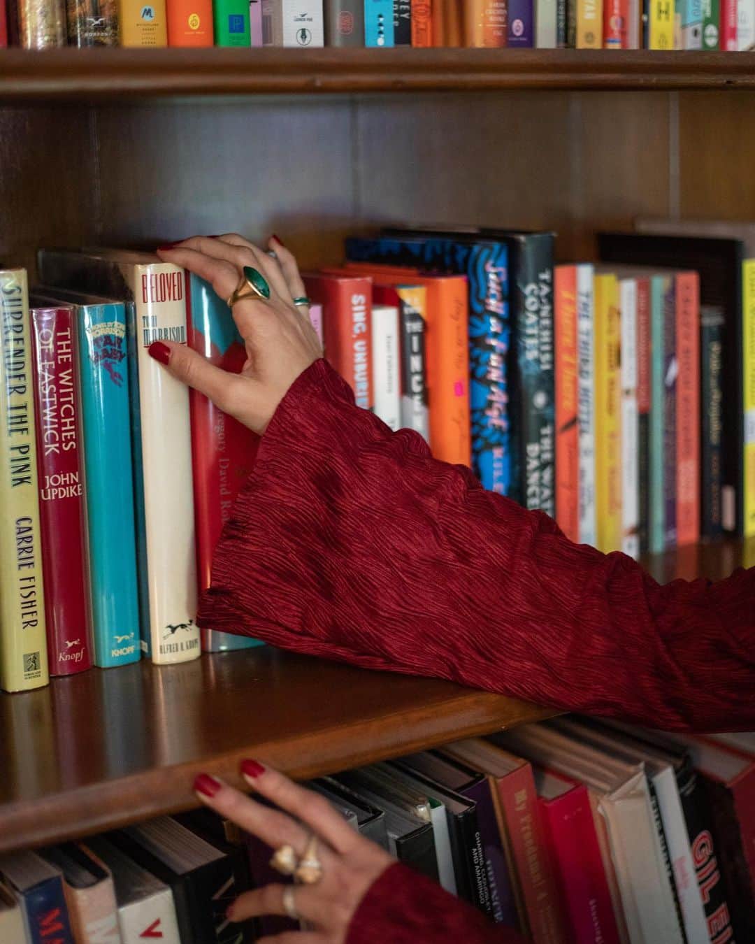 ウィンターケイトのインスタグラム：「Sitting with Nicole today to talk about what’s currently on her bookshelf 🤓📚」