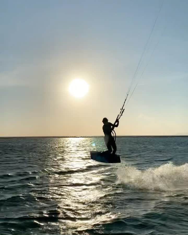 美馬寛子のインスタグラム：「What do you think of my new kitesurfing skills? 🏄‍♀️ #tbt  . . I wish it was me 😂... this is world champion Bruna Kajiya showing us how it’s done.  . . . #beautiful #vacation #holiday #tbt #ocean #travel #bikini #philippines #palawan #island #360 #surf #bestbeach #beach #tan #explore #best #kitesurfing」