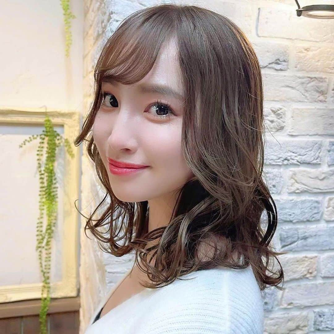 岩佐しおりのインスタグラム：「✔️❤️🌈 ・ NEW HAIR ✂️ お久しぶりの前髪👄 なんか顔が優しくなったでしょ🙈笑 ちょっとハイライトが入った ミルクティーベージュカラー！ もう、めっちゃ可愛くて大満足♡ さすがこみーぱいせん✌🏽✨ thank you ♫♫ ・ hair @kommy_haircolor  ・ #サロモ #サロンモデル #ヘアスタイル #前髪 #ハイライト #ミルクティーベージュ」