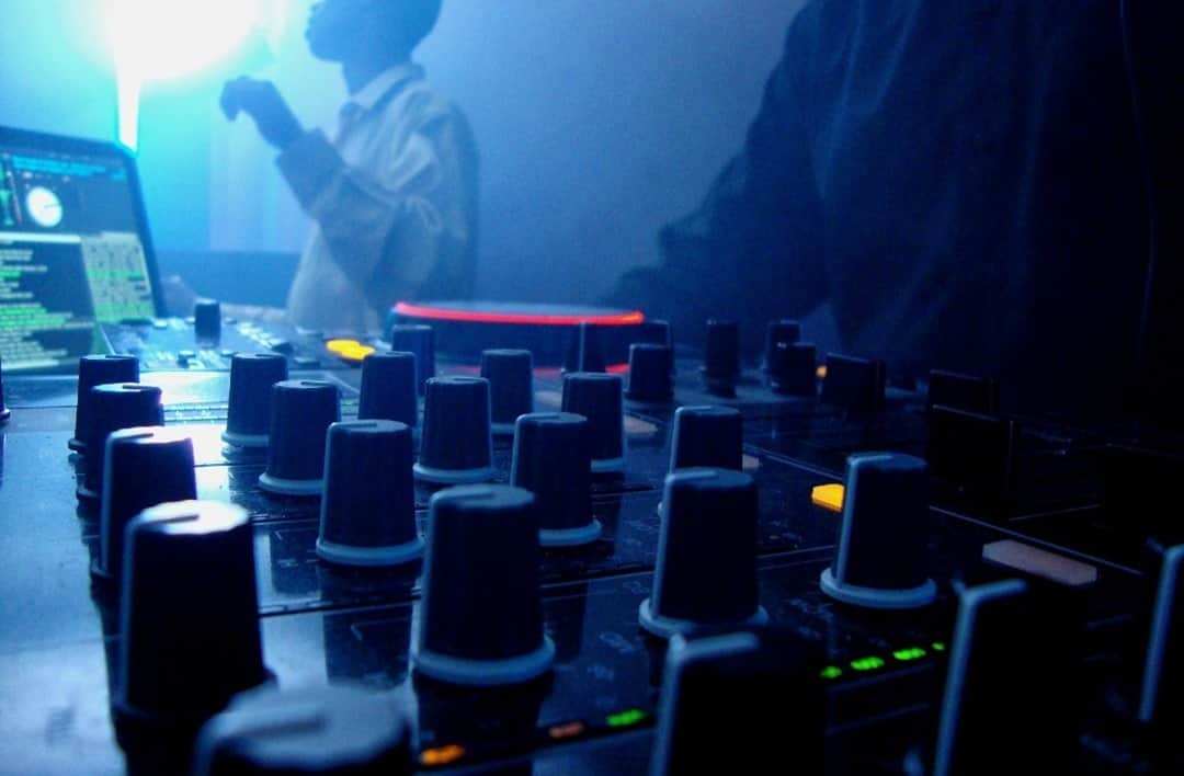 Block.fmのインスタグラム：「2020年 トップ記事｜音楽機材メーカー直伝「自宅で音楽制作を楽しむ方法と機材の除菌ケア」ガイド📌Pioneer DJ、Roland、Ableton、Native Instrumentsに外出自粛期間中に音楽制作を楽しむための方法についてインタビュー。さらに、CDJやシンセの除菌ケア方法を聞いてみた。⁠ ⁠ 続きはlink in bio」