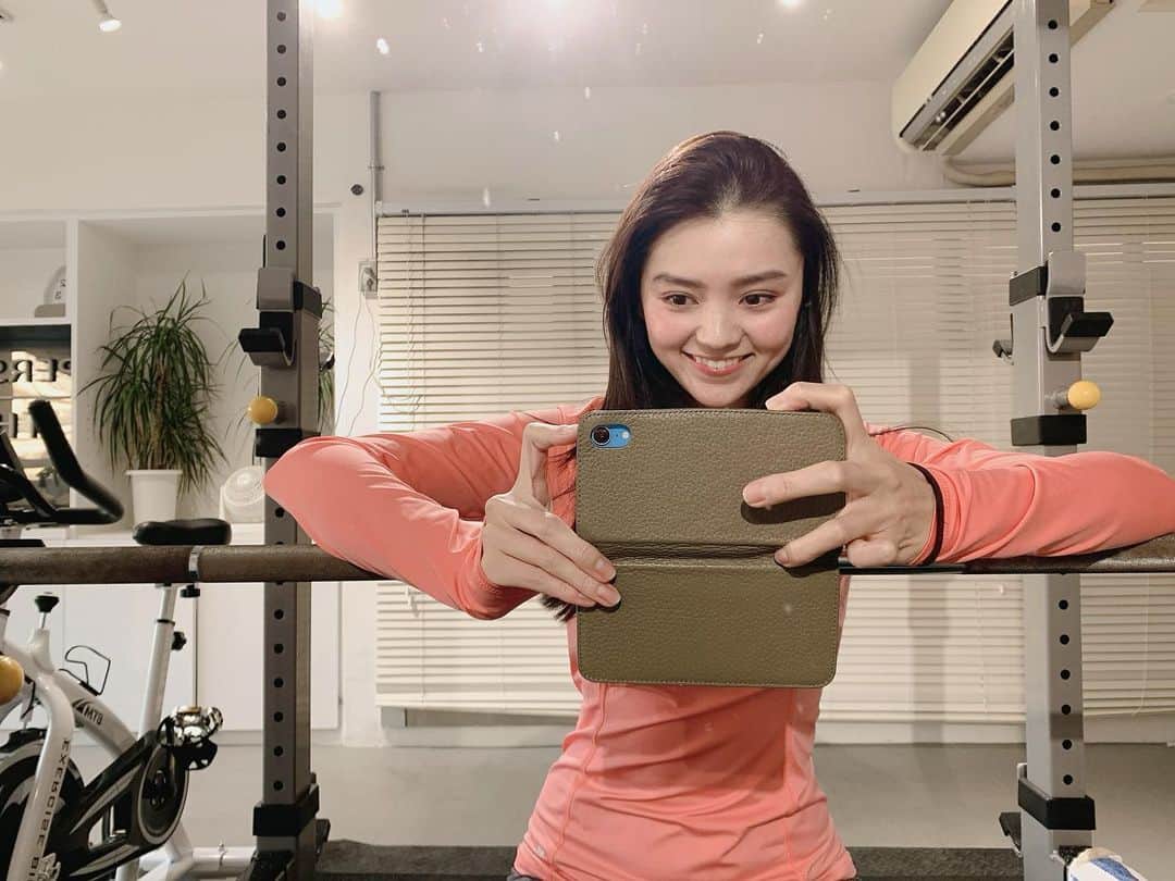 高原愛のインスタグラム：「年始はじめてのS根トレーニング💪 換気もしっかりしていただいて、久しぶりのトレーニングで翌朝の今日は筋肉痛がきてて良い感じです✨緊急事態宣言が再びでて、コロナ感染者もどんどん増えて人に会うのも難しくなってきてしまっているけど、衛生管理をしっかりして日々過ごしていきたいです。目標に向かって頑張るぞ❣️😤皆様も気をつけてください😊  #パーソナルトレーニング#s根トレーニング#身体づくり##コア#インナーマッスル#桃尻#くびれ#くびれ作り#ヒップアップ#エクササイズ#トレーニング女子#ジム#ジム女子#ジム女子コーデ#gym#fit#fittness#gymgirl#❤️」