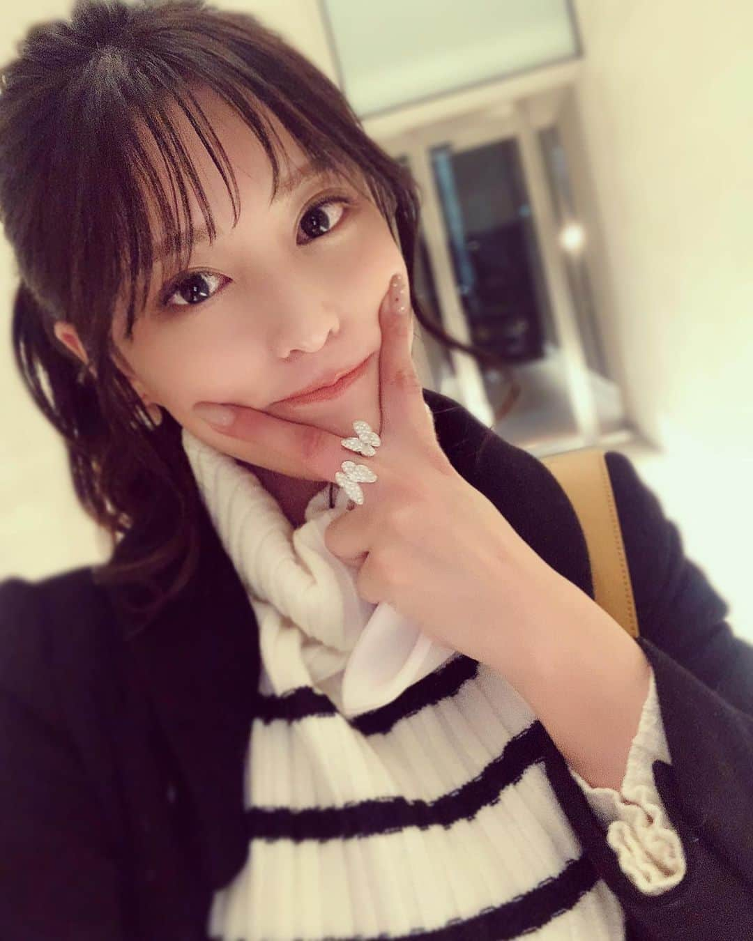 楓さんのインスタグラム写真 - (楓Instagram)「. . 気づいてくれた人いて嬉しい♥️ . . そうですこのポーズも格好も キムジウォンちゃんに寄せてる🇰🇷 . . まえ前下がりボブだったのも、 太陽の末裔のキムジウォンちゃんの 真似だったのは内緒🙈 . . 大好きな韓国の女優さんやし 調べて観てみてください🇰🇷♥️ . . ##### #北新地#祇園#ホステス#キャバ嬢#クラブ#クラブザコート#韓国女優になりたい#キムジウォンになりたい#田中みな実になりたい#ノーカラコン#ナチュラルメイク#キムジウォン#キムジウォンちゃん#キムジウォン好きな人と繋がりたい #love#韓国コーデ#韓国女優」1月10日 10時13分 - kaestagramm