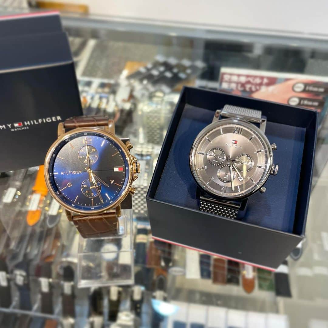のインスタグラム：「⠀ TOMMY HILFIGRE ⠀ 2枚目 商品番号:1710418 ¥15,700+税 ⠀ 3枚目 商品番号:1710396 ¥19,800+税 ⠀ TOMMYHILFIGERは日本未発売モデルが沢山🤫種類豊富なので納得するまで悩み抜いて下さいね🤯知的で爽やかな印象の青文字盤が人気です。 ⠀ 時計は文字盤の大きさで印象がガラリと変わります。試着する時に鏡でチェックしてみて下さいね☺️ ⠀ 見落としがちなのが手首のサイズ。レザーベルトはサイズ調整が必要ないフリーサイズですが手首が細いと1番小さいサイズでも大きかったり、ベルトが余って不恰好に見えたり…スタッフが確認させて頂きます👨‍⚕️ ⠀ #時計倉庫tokia #腕時計⌚ #腕時計専門店 #tommyhilfiger #tommyhilfigerwatches #トミーヒルフィガー #đồnghồ ##dongho」