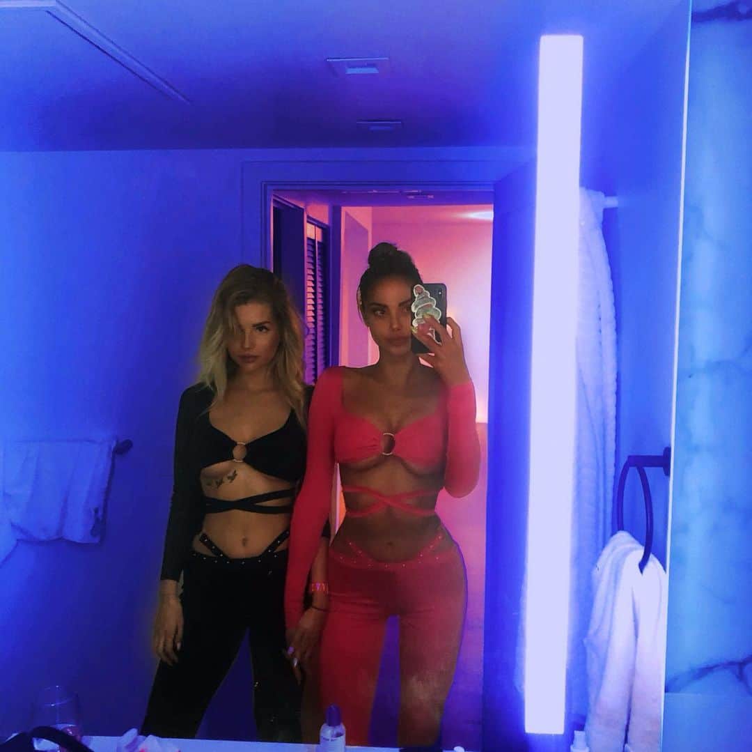 ロッティ・モスのインスタグラム：「Twin flame 🔥」
