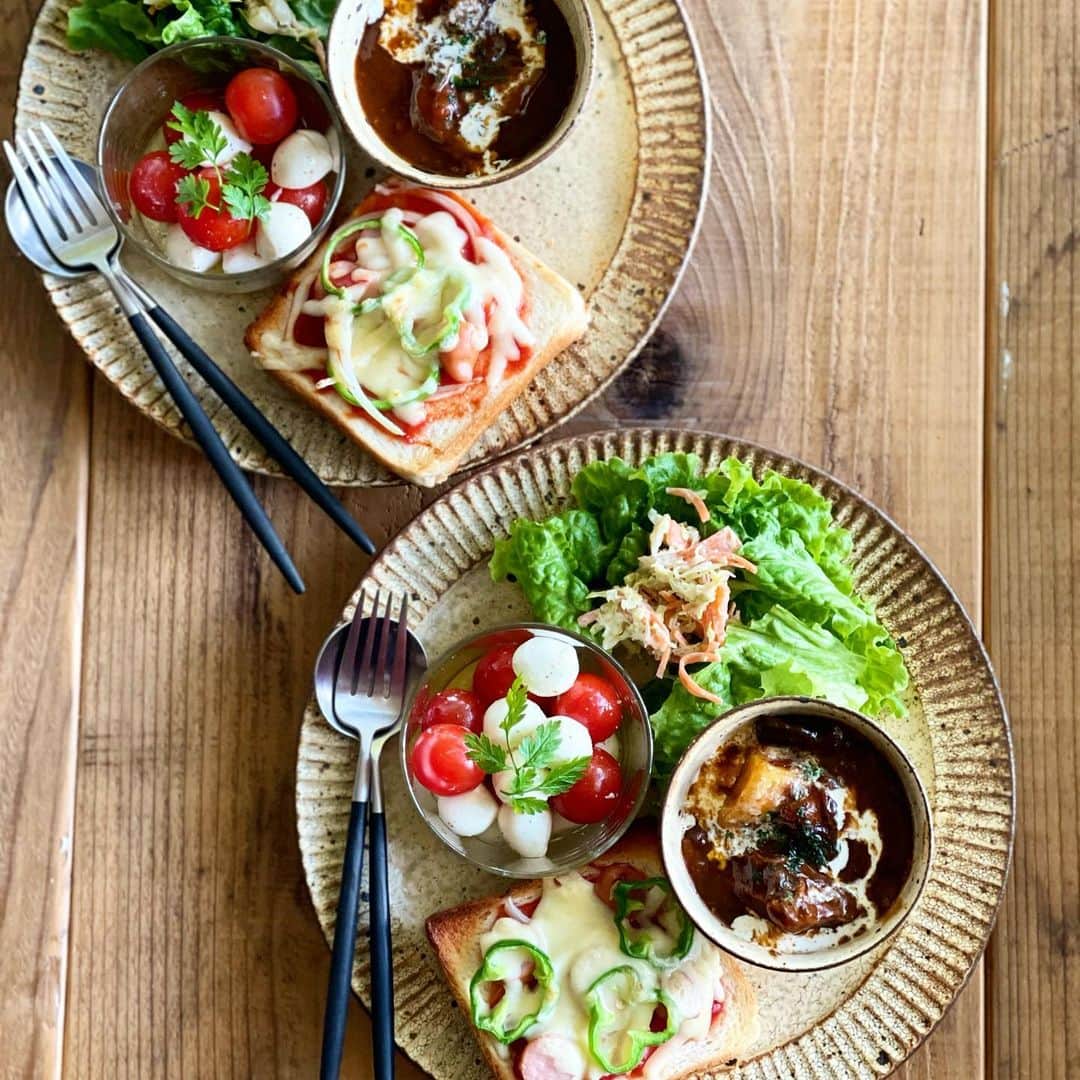 Atsukoのインスタグラム：「Today's breakfast 2021.01.10 ･ ビーフシチュー ピザトースト トマトとモッツァレラのマリネ コールスローサラダ ･ ･ いちご乗せれば良かった😂 今日はピザトースト。 今朝わんこの散歩に行ったら寒すぎてやばかったー😱😱 ダウンが手放せない😂 そしてビーフシチューで温まって満足。 明日も祝日で仕事休み。 今日は何しようかなー🤔🤔」