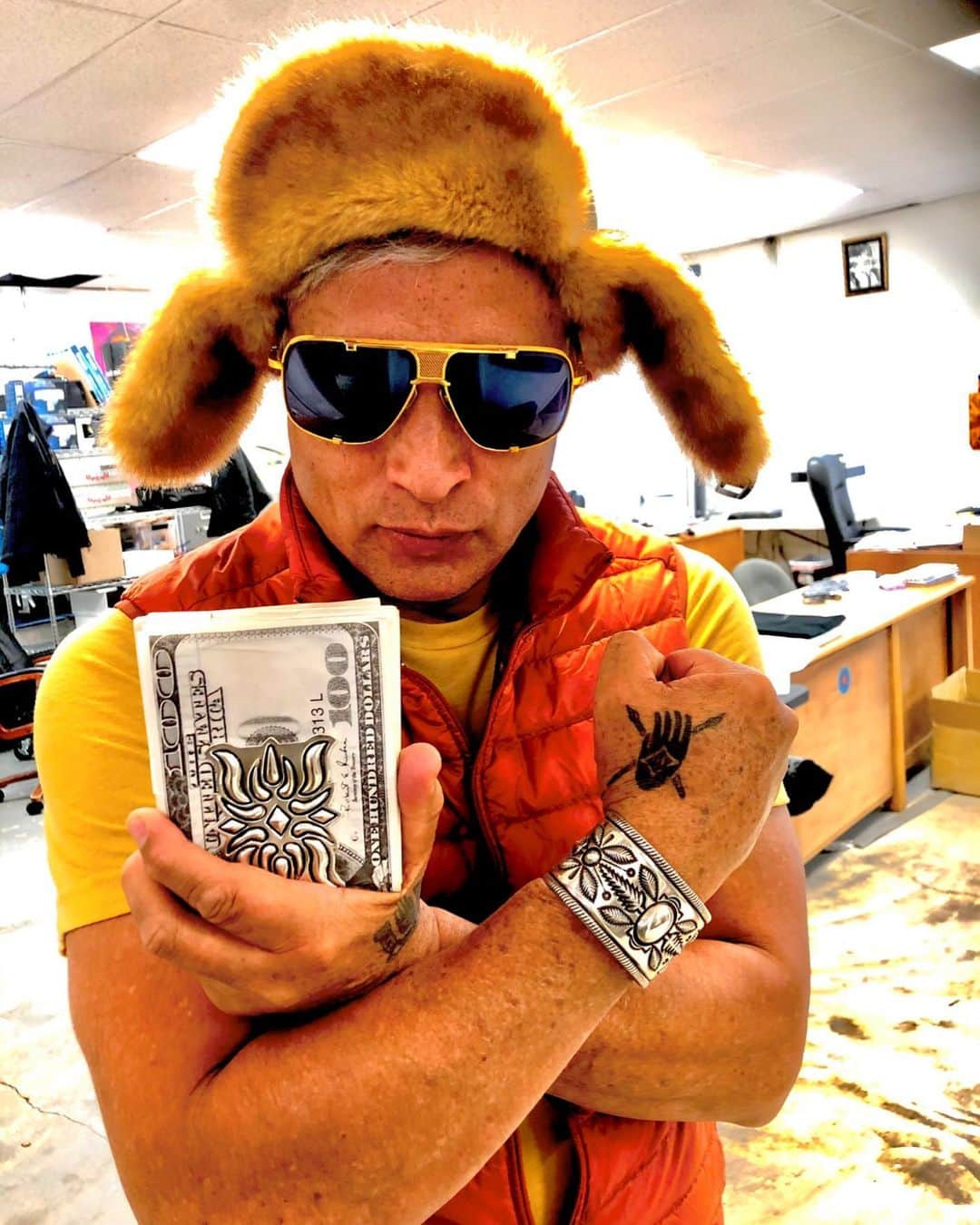 コディ サンダーソンのインスタグラム：「Rocking the Big Money!  @alpha_beta_tone @ditaeyewear #makeepatero #navajojewelry #silver #moneyclip」