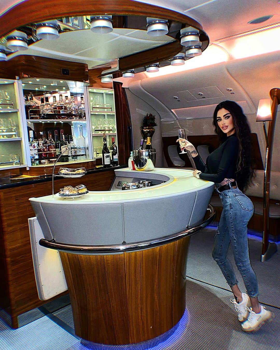のインスタグラム：「Полёт отличный!))) #Cheers 🛩🥂🖤😈」