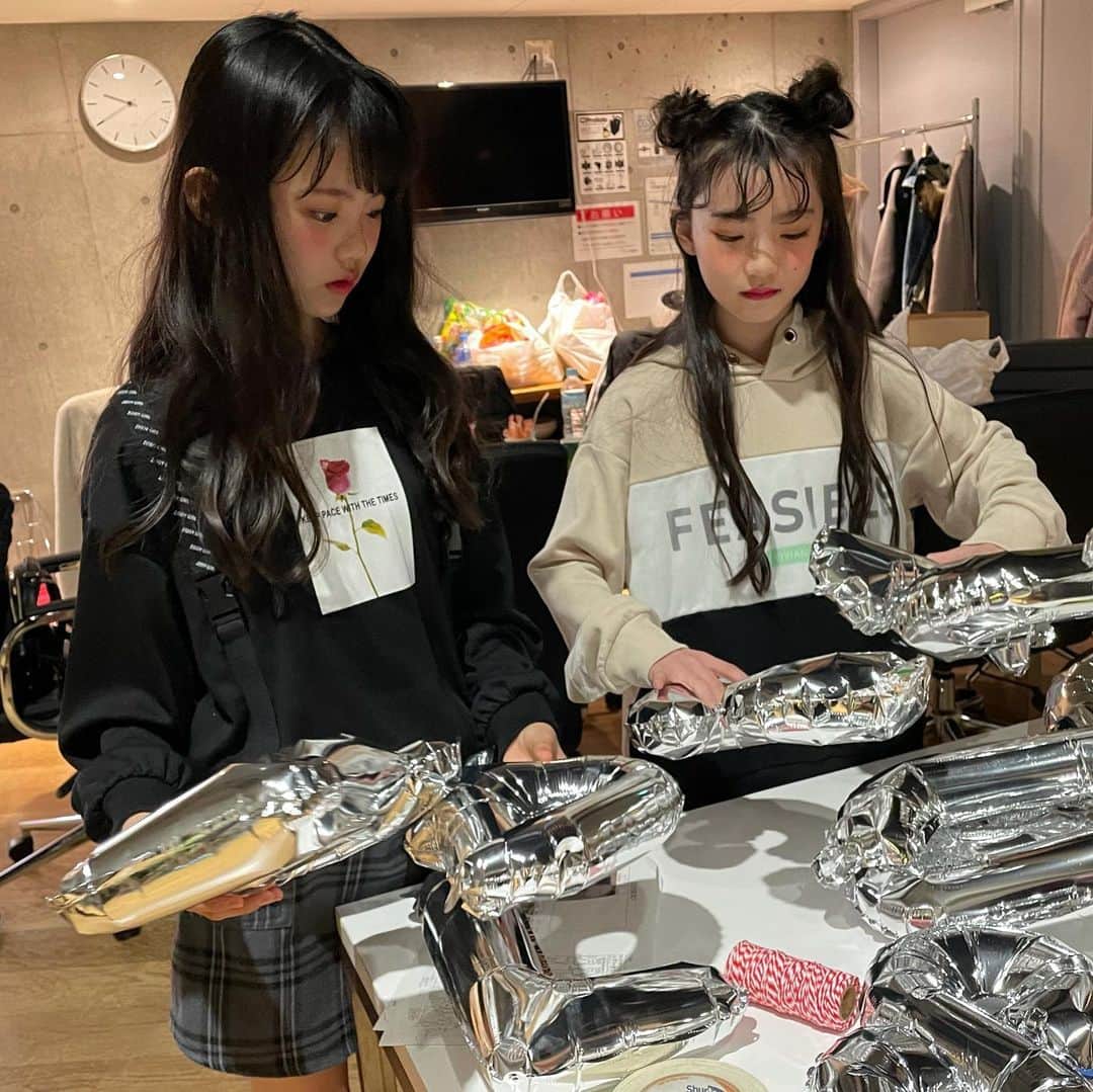 ニコ☆プチのインスタグラム：「. 数字の撮影小道具で …真剣に計算中？  #ニコプチ #プチモ #小松崎ふたば #あんな」
