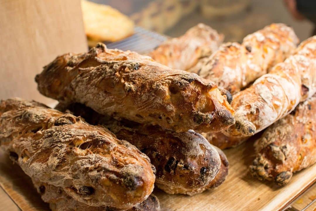 笹塚駅のパン屋さん オパンさんのインスタグラム写真 - (笹塚駅のパン屋さん オパンInstagram)「🖋...﻿ [2021.01.10]﻿ ﻿ おはようございます、﻿ オパンです。﻿ ﻿ 根強い人気のあるゴルゴンゾーラのフランスパンとフリュイは15時ころの焼き上がりです。﻿ ﻿ ゴルゴンゾーラのフランスパンは、たくさんのくるみとゴルゴンゾーラチーズ、そして蜂蜜との相性がとても良くやみつきになります。﻿ ﻿ パン オ フリュイは、ドライフルーツのの豊かな甘みとくるみたっぷりの贅沢なパンです。﻿ ﻿ ぜひお召し上がりください。﻿ ﻿ 本日も、焼き上がりのパンの香ばしい香りと一緒に、お待ちしております。﻿ ﻿ __________________________________________﻿ ﻿ 💬 コロナ対策のお知らせ﻿ ﻿ ・入店時はマスクの着用ご協力ください﻿ ・入店制限として「お客様2組迄」でお願いします﻿ ・外でお待ちの方にはお客様同士の間隔を開けてください﻿ ﻿ お客様にはご迷惑をおかけいたしますが、ご協力のほどよろしくお願いします。﻿ ﻿ __________________________________________﻿ ﻿ 🥖 季節限定﻿ ﻿ ・デコポンのデニッシュ﻿ ・カブと明太子のフォカッチャ﻿ ﻿ __________________________________________﻿ ﻿ 💬 商品のご予約について﻿ ﻿ 以下の商品はご予約ができません。﻿ ・オパンドッグ﻿ ・ミルクフランス類(ミルクフランス、あんフランス、コーヒーフランス、ガーリックフランス、明太フランス)﻿ ﻿ その他のパンは問題なく、ご予約可能です。﻿ ﻿ ﻿ 💬 ご購入数の制限がある商品﻿ ・ミルクフランスお一人様2本まで﻿ ﻿ __________________________________________﻿ ﻿ 💬 お支払いにについて﻿ ﻿ 当店でのお支払いは、現金のみとなります。﻿ クレジットカード・電子マネーは、ご利用いただけません。﻿ ﻿ __________________________________________﻿ ﻿ 🖋...﻿ #笹塚 #オパン #フリュイ #ゴルゴンゾーラ #渋谷 #東京 #京王線 #代々木上原 #sasazuka #shibuya #tokyo #bakery #boulangerie #boulanger #opan #opan_bakery #crust #danishpastry #pastry #instabread #pane #sourdough #naturalyeast #パン #パン屋 #パン屋さん #パン作り #東京パン屋 #🍞﻿」1月10日 10時50分 - opan_bakery