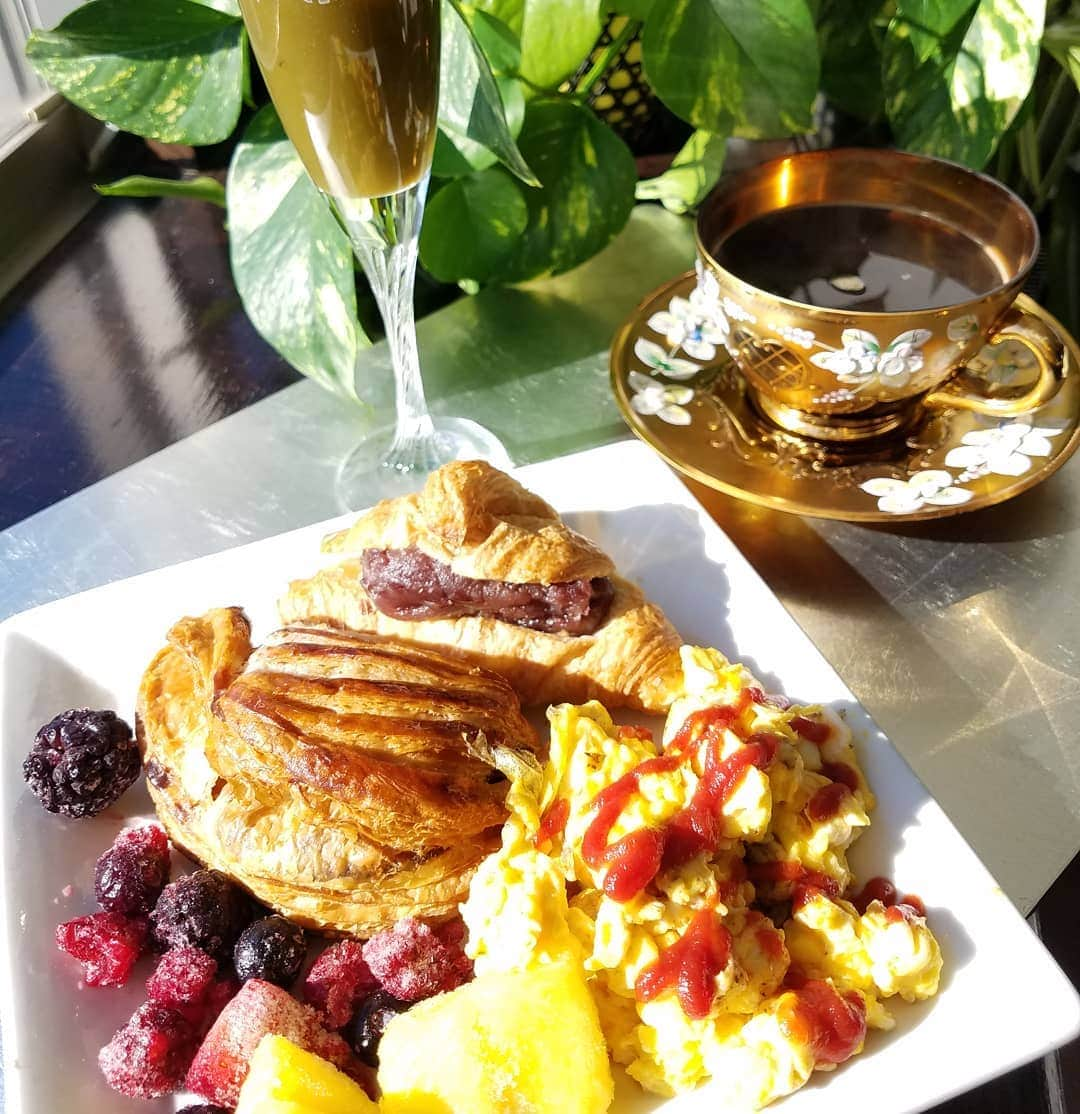 黒田啓蔵さんのインスタグラム写真 - (黒田啓蔵Instagram)「遅い朝食☀🍴 こんな感じで☺ 外は、いい天気ですね。 #遅い #朝食☀️🍴 #マロン クロワッサン#アップルパイ #フル―ツ#グリーンスム―ジ―#ホットコ―ヒ―#スクランブルエッグ」1月10日 10時53分 - kurodakeizo