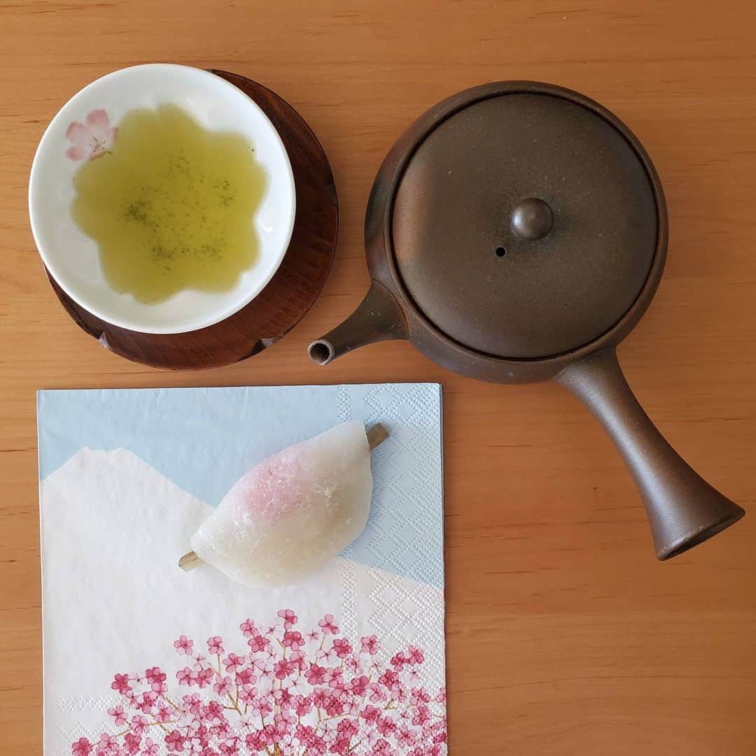 徳増ないるのインスタグラム：「花びら餅とお茶で一服。 甘い、渋い、苦い、旨い。 そして余韻がまた甘い…🍵  ことしも色々なことがあると思いますが 大好きなお茶を沢山飲んで 元気に過ごしたいです😊  今日も寒いですね⛄ あたたかくしてビタミンとって 皆さんもお元気で！！」