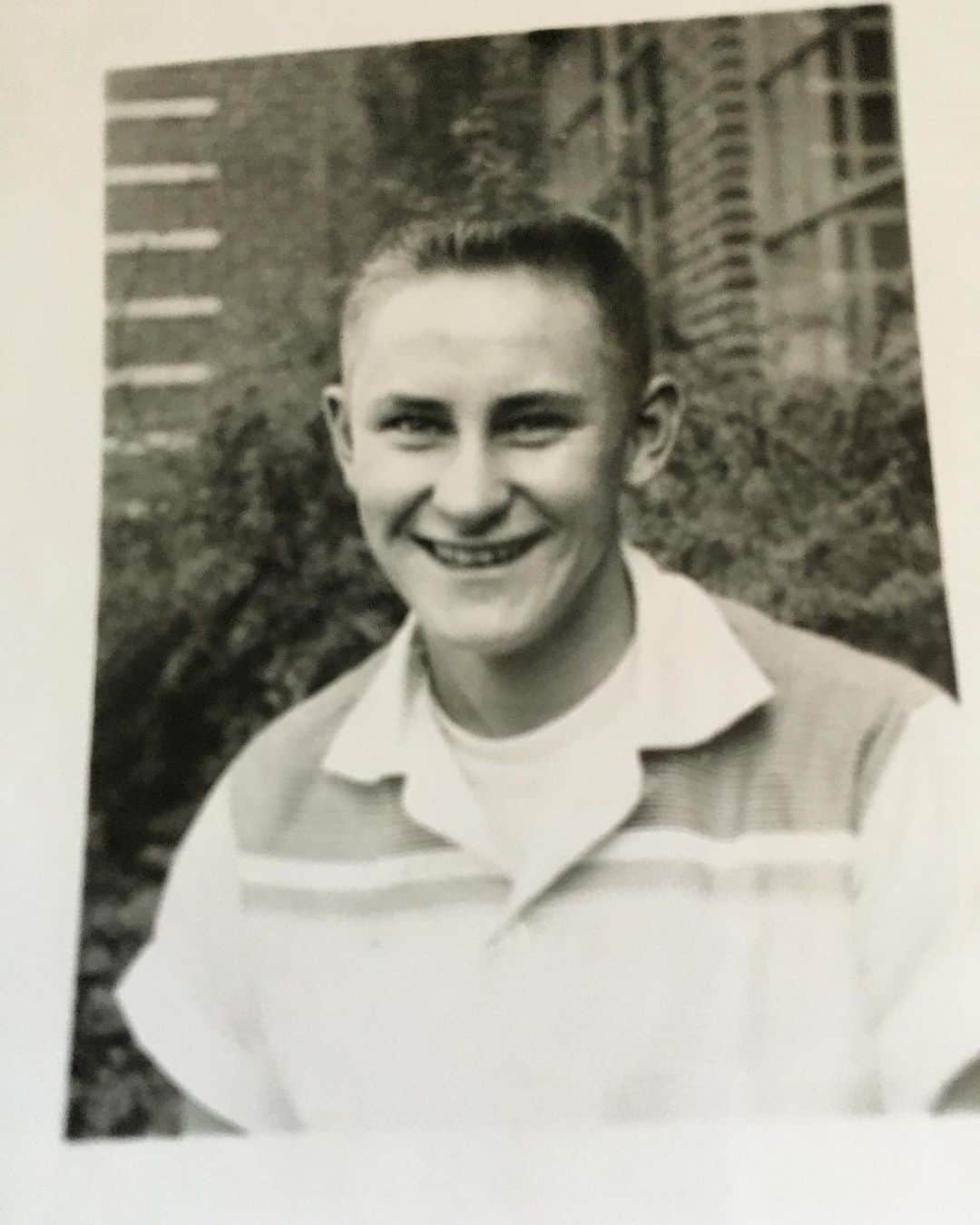 リリ・ラインハルトのインスタグラム：「A few days ago, I lost my grandpa.  It breaks my heart that I can’t be with my family during this time, as we experience this loss.  But I’m remembering him on my own, as a simple man from Ohio who loved his Cleveland sports teams and who fell asleep in front of the tv watching old western films. He was married to my grandma for 61 years and always called her “babe,” which I thought was the sweetest thing.  I wish I could’ve seen him one last time but I’ll forever hold him in my heart.  Love you, grandpa」