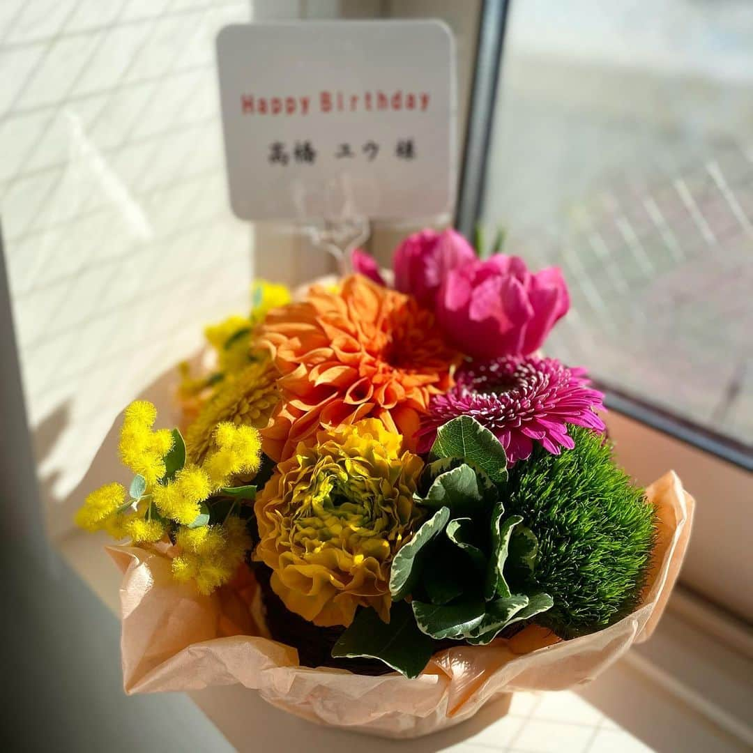 高橋ユウさんのインスタグラム写真 - (高橋ユウInstagram)「まるサタスタッフの皆様から お花をいただいた💐 可愛い!!ありがとうございます🌼」1月10日 11時03分 - takahashiyu.official