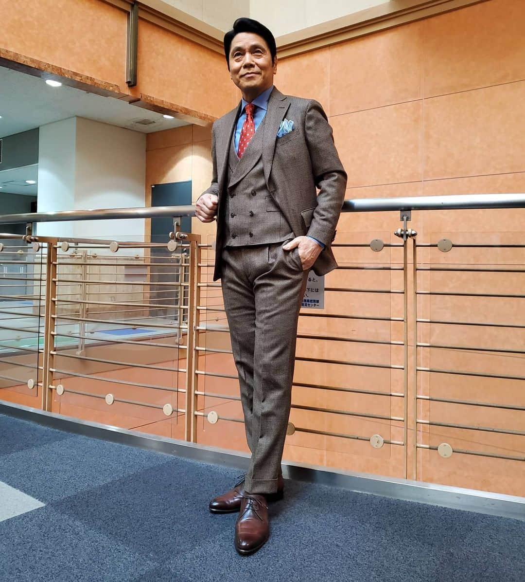 峰竜太のインスタグラム：「#アッコにおまかせ❗ #suit#gabrielepasini#tie#marinella#shirt#doone#shoes#beriuti」