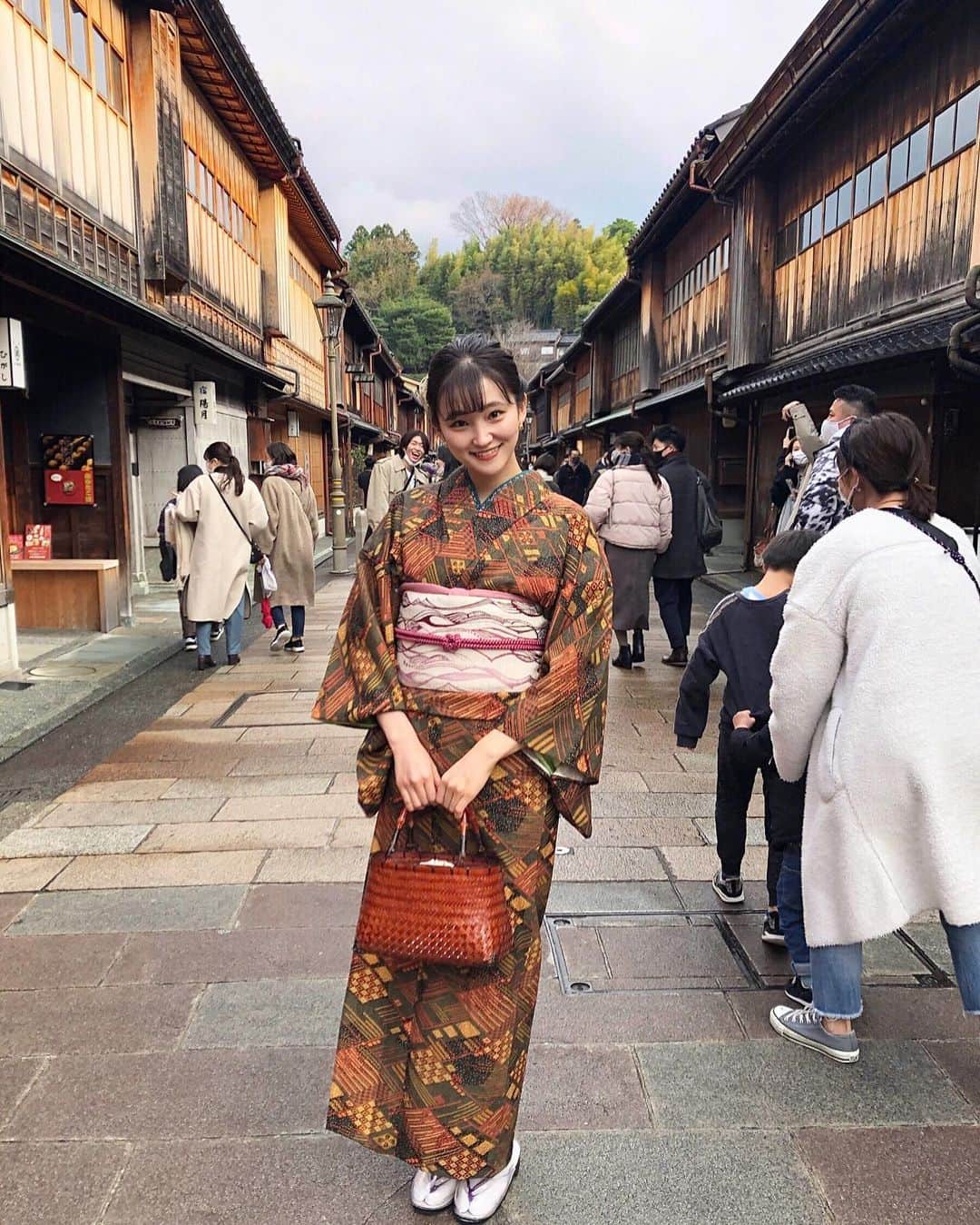 加藤早和子のインスタグラム：「❤︎ 2020年のお話ですが… Go toキャンペーンを利用して金沢へ行ってきました🚅  写真は #ひがし茶屋街 での1枚💡  下町感のある街並みをお着物を着て 散策したり美味しいものを食べたり…♡  とても楽しかったので 何回かに分けて投稿したいと思います😌  . . #金沢 #金沢旅行 #gotoキャンペーン #青山学院大学 #青学 #大学生 #旅行 #着物 #着物女子 #kimono #kanazawa」