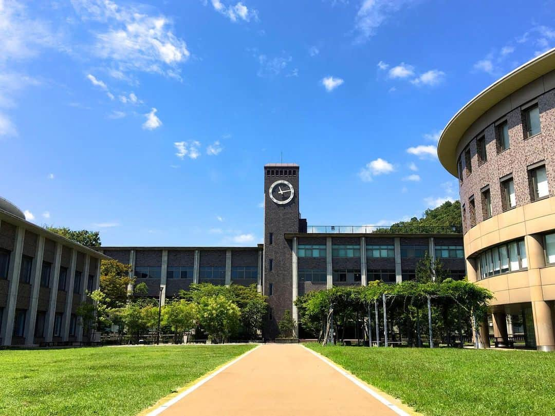 道岡桃子さんのインスタグラム写真 - (道岡桃子Instagram)「母校、立命館大学の授業でお話させてもらいました！  総合心理学部の「社会の中の心理学」 テーマは「人生の栄光と挫折」。  …挫折はたくさんあるけど栄光は…（笑） １年生が多くて200人くらいでした。  サトウタツヤ先生、素晴らしい機会をありがとうございました！  なんとサトウ先生のゼミ一期生は、我らがホリプロの久野知美アナ！不思議なご縁を感じます…。 （久野さんも私も心理学専攻）  授業後に頂いた学生さんからの感想に泣きました↓ 今大学にお友達いなくても大丈夫！って話しました。 私は卒業後の方が、大学のお友達増えました。 次回はzoomでなく、直接お会いできますように。  学生さんの感想↓ 私は人と話すのが苦手なことや、コロナの影響でほとんど大学に行かず交流がないことで、大学生活の人間関係にとても不安を感じていました。しかし、道岡桃子さんのお話を聞いて、少し安心することができました。立命館大学に進学したという共通の経験によって、卒業後の仕事や人間関係で力になってくれる人と出会えたというお話を聞いてそう思いました。今無理に誰かと仲良くなろうとしたり、知り合いが少ないことに焦ったりする必要はないのだと考えることができました。大学生であることに自信をもって、自分らしく過ごしたいと感じました。  #立命館大学 #立命館 #大学生  #サトウタツヤ 先生 #久野知美 アナ #ホリプロアナウンス室  #心理学 #総合心理学部  #ritsumeikan #psychology」1月10日 11時10分 - momoko_ana