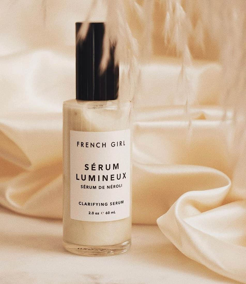 FRENCH GIRLのインスタグラム：「#Saturdaze call for a little extra oomph in your skincare routine. Sérum Lumineux is a lightweight hyaluronic acid serum that plumps, brightens, and tightens the complexion — revealing radiant skin as smooth as silk. Say hello to your new skincare hero✨  Photo by @medium_flora 🤍」