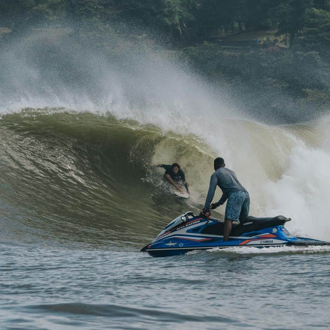 hurleyさんのインスタグラム写真 - (hurleyInstagram)「No matter where @nicvonrupp finds himself during his travels, he always finds a window of pumping surf. Swipe to see his recent score in Costa Rica.」1月10日 11時13分 - hurley