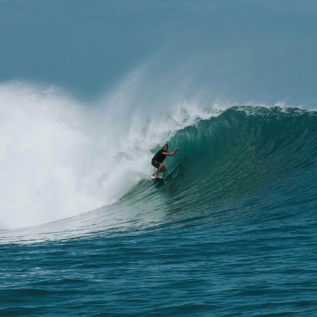 hurleyさんのインスタグラム写真 - (hurleyInstagram)「No matter where @nicvonrupp finds himself during his travels, he always finds a window of pumping surf. Swipe to see his recent score in Costa Rica.」1月10日 11時13分 - hurley