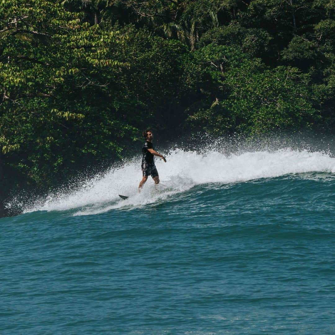hurleyさんのインスタグラム写真 - (hurleyInstagram)「No matter where @nicvonrupp finds himself during his travels, he always finds a window of pumping surf. Swipe to see his recent score in Costa Rica.」1月10日 11時13分 - hurley
