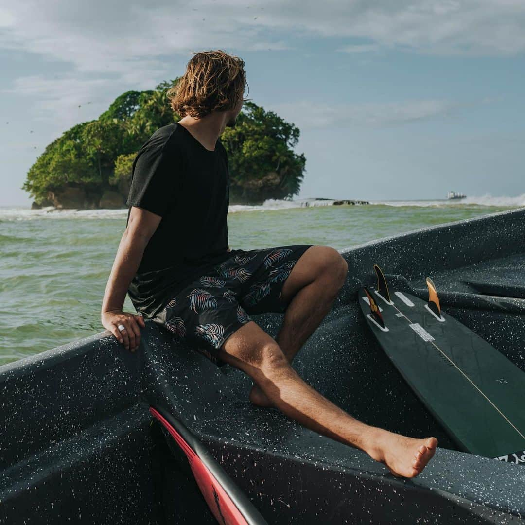 hurleyさんのインスタグラム写真 - (hurleyInstagram)「No matter where @nicvonrupp finds himself during his travels, he always finds a window of pumping surf. Swipe to see his recent score in Costa Rica.」1月10日 11時13分 - hurley