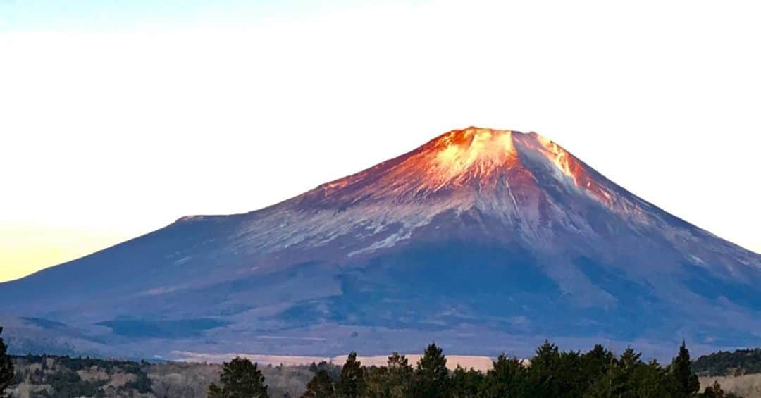 渡辺裕之さんのインスタグラム写真 - (渡辺裕之Instagram)「今朝の富士山 #霊峰富士 #朝日に染まる富士山 ＃ステイホーム #良い休日をお過ごしください #コロナに負けるな ＃合掌」1月10日 11時15分 - hiroyuki6267