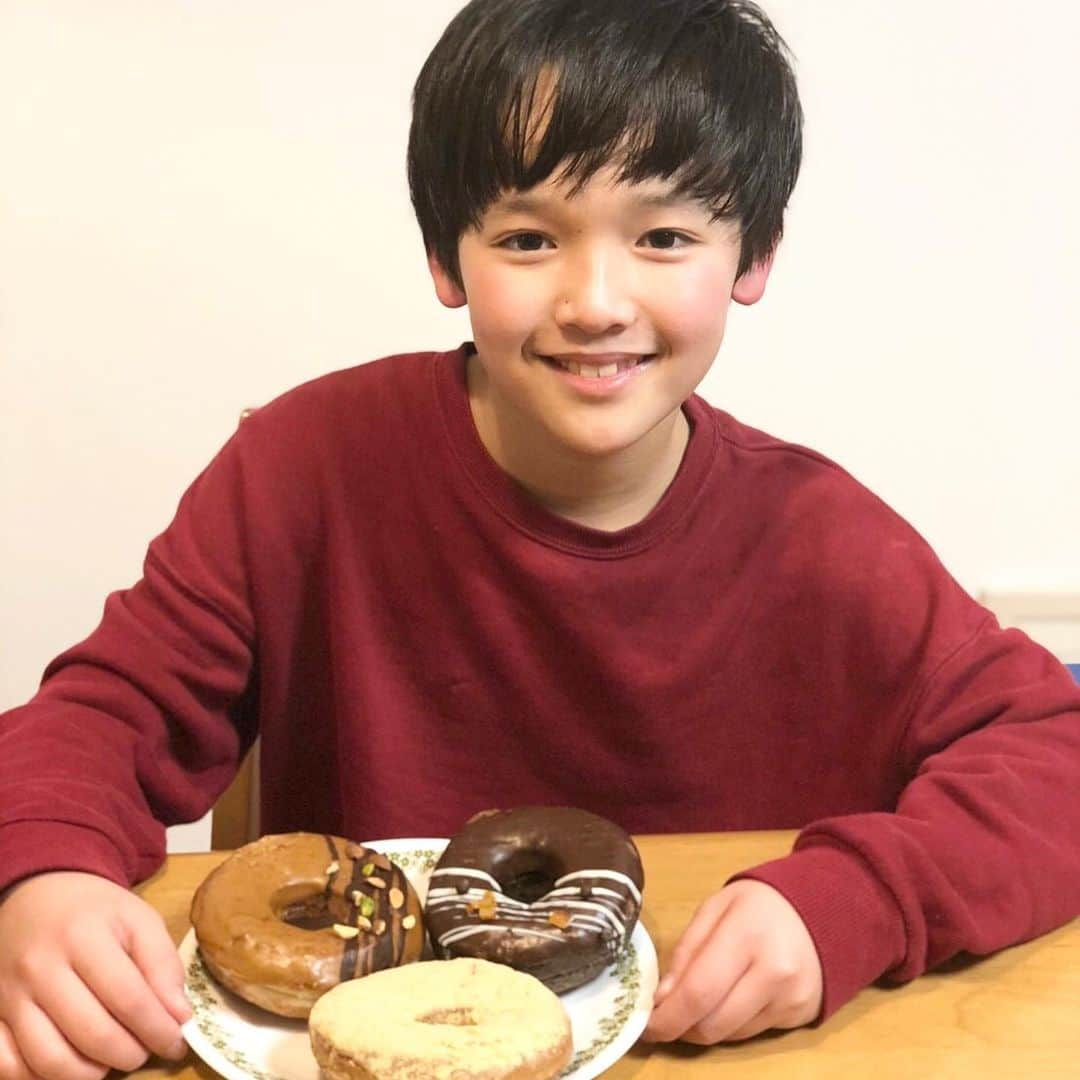 山口太幹さんのインスタグラム写真 - (山口太幹Instagram)「美味しいドーナツ🍩  一番美味しかったのは、カフェオレ味のドーナツだよ❣️  また、食べたいな😋  #山口太幹 #宮崎出身 #小学生男子  #子役 #俳優 #朝ドラ子役 #モデル  #海汐プロダクション所属  #アービング所属  #ドーナツ #カフェオレ味 #美味しい」1月10日 11時18分 - taiki_umipro