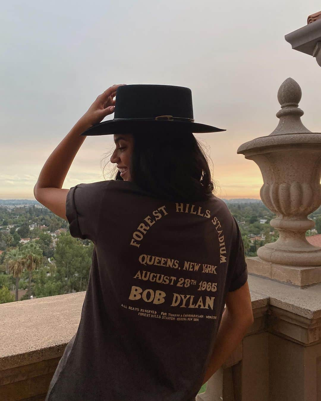 チェイサーさんのインスタグラム写真 - (チェイサーInstagram)「swipe to see the front of our new graphic - @bobdylan ⚡️🖤 #chaserbrand #bobdylan #graphictee #bandtees #bandteeshirt #graphicteeshirt #musictee」1月10日 11時21分 - chaserbrand