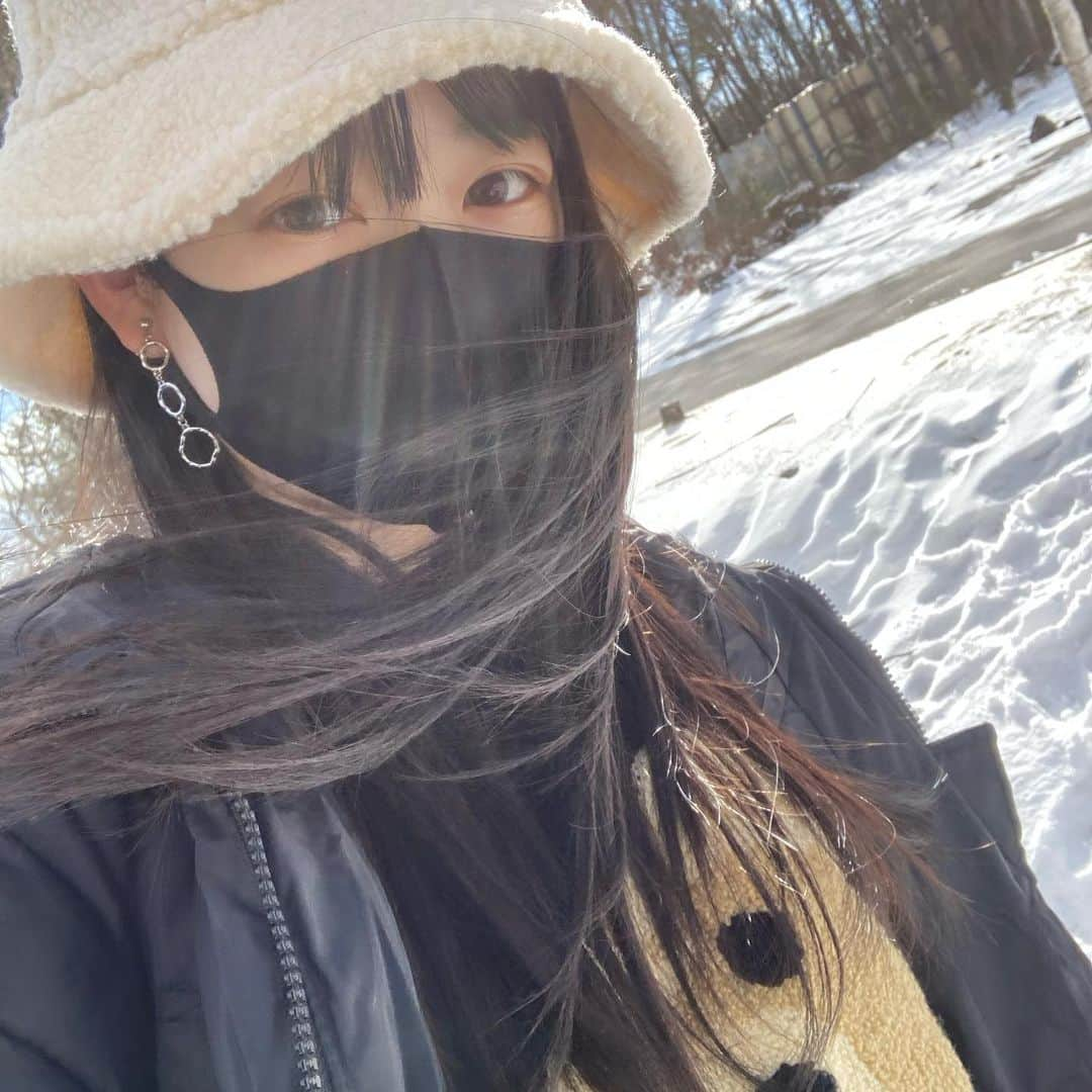 山田瑠々のインスタグラム：「雪！！さっむ！！  #雪 #凍える #カイロ求」