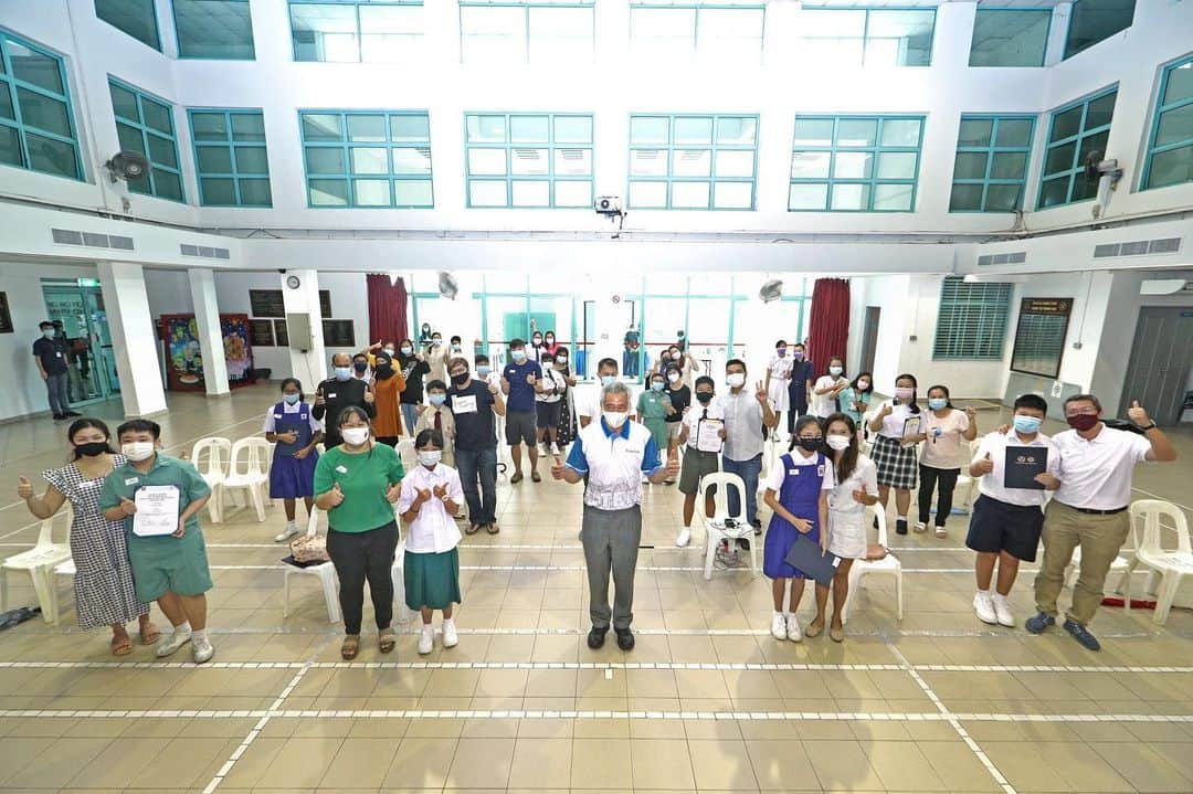 リー・シェンロンのインスタグラム：「The rainy afternoon yesterday did not dampen the joy of our Teck Ghee Edusave Awards recipients! We usually have a bigger celebration, but with the pandemic we had to scale down and space out, to hold this event safely.  These awards recognise the students’ academic efforts and successes at school, and equally important, their character and their contributions to the community. Congratulations to everyone! We are proud of your achievements, more so in this tremendously challenging year.  Also happy to report that I’m feeling fine after my COVID-19 vaccination on Friday. Encouraged the parents who accompanied their kids to go for the vaccine when their turn comes! – LHL  (MCI Photos by LH Goh and Lee Jia Wen)」