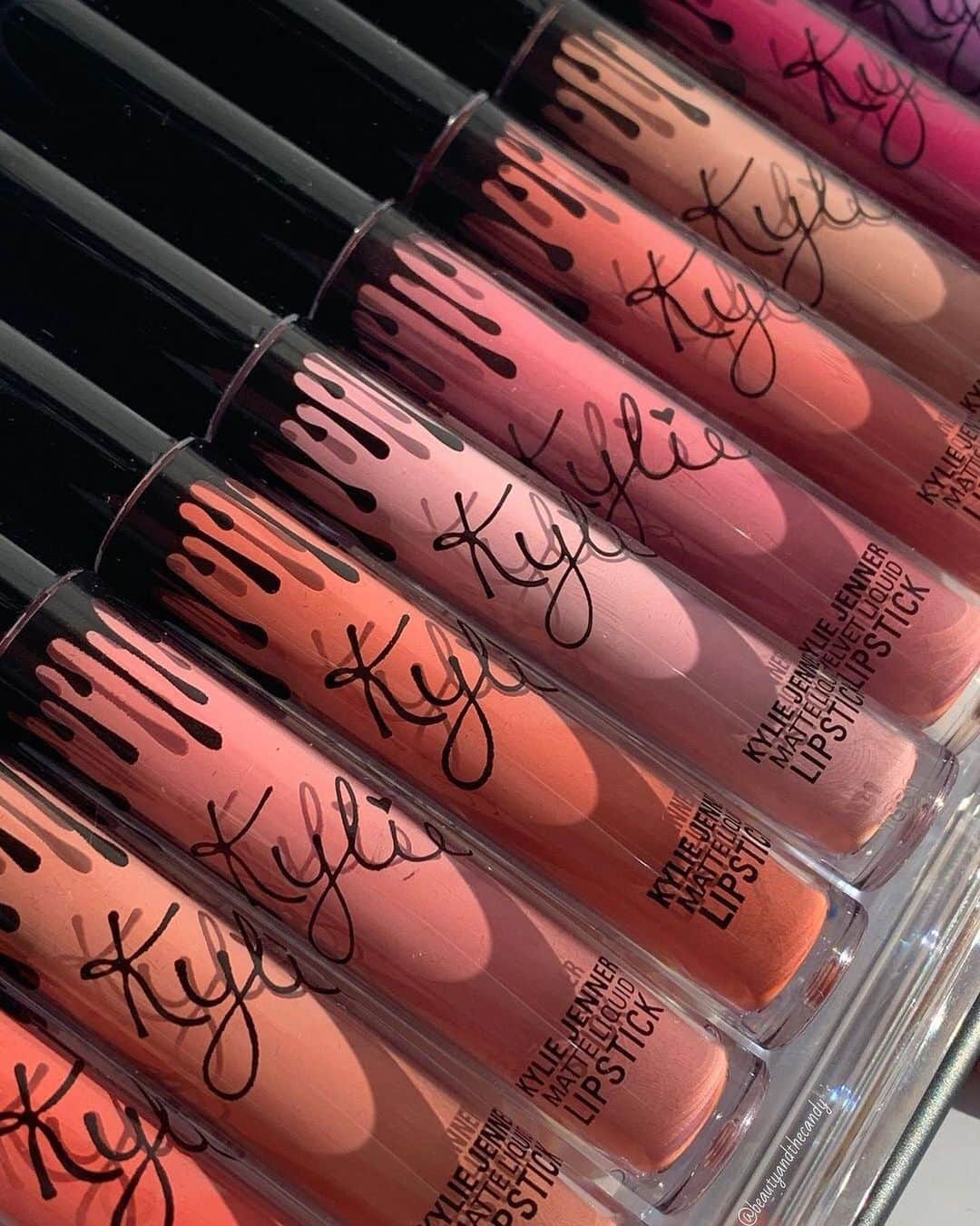 Kylie Cosmeticsさんのインスタグラム写真 - (Kylie CosmeticsInstagram)「some classic kylie liquid lipsticks! 💄 get an item for free when you spend $50 on kyliecosmetics.com 👄 tag us in your pics so we can see your favorite #kyliecosmetics lippies! 💗 @beautyandthecandy」1月10日 11時31分 - kyliecosmetics