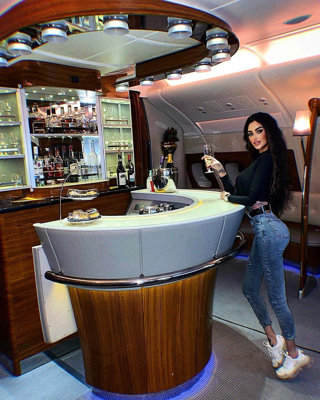 のインスタグラム：「Полёт отличный!))) #Cheers 🛩🥂🖤😈」