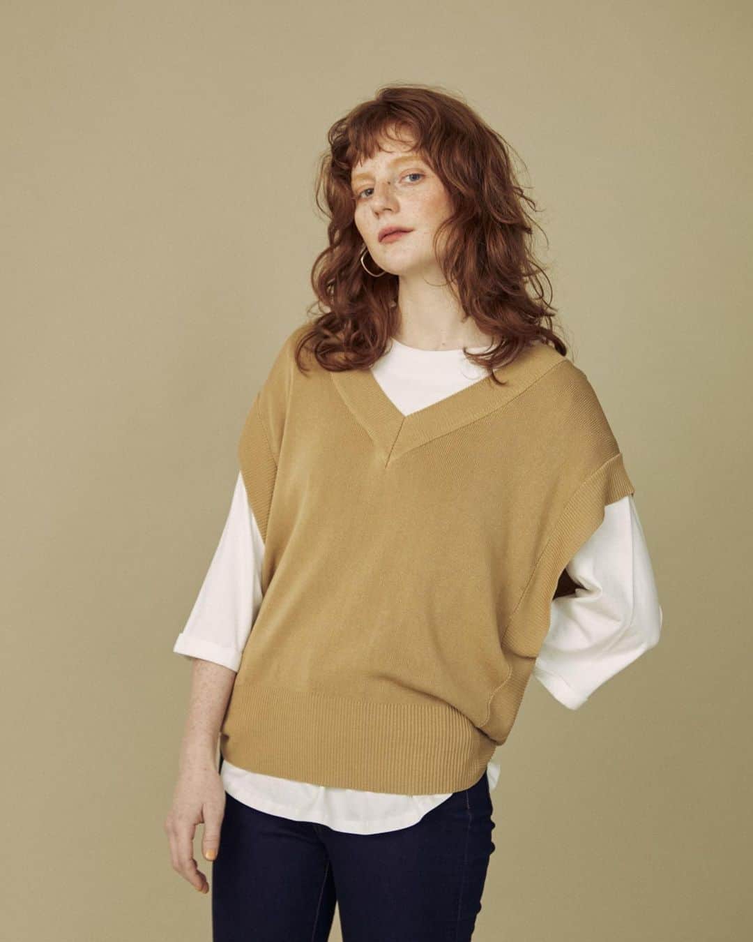 のインスタグラム：「✔️PREORDER﻿ ————————————————————﻿ ﻿ ■Vネックオーバーベスト﻿ ¥3,600+tax﻿ ﻿ 重ねるだけでお洒落なスタイリングが完成する優秀ベスト。﻿ ﻿ 程よくゆったりしたオーバーサイズと深めに開いたアームホールが抜け感を演出するニットベスト。﻿ Vネックラインが大人な印象を与えてくれます。﻿ 様々なアイテムとのレイヤードを楽しめ、スタイリングの幅も広がります。﻿ ﻿ ティアードのシャツワンピースやオーバーサイズのTシャツなどとのレイヤードでスタイリングのアクセントに最適です。﻿ ﻿ ————————————————————﻿ #COTORICA. #fashion#coordinate#onlinestore#instafashion#instagood#markstyler#2021ss#コトリカ#ママコーデ#ママファッション#プチプラコーデ#プチプラファッション#春服#春コーデ#ニットベスト#レイヤードコーデ#ティアードワンピース」