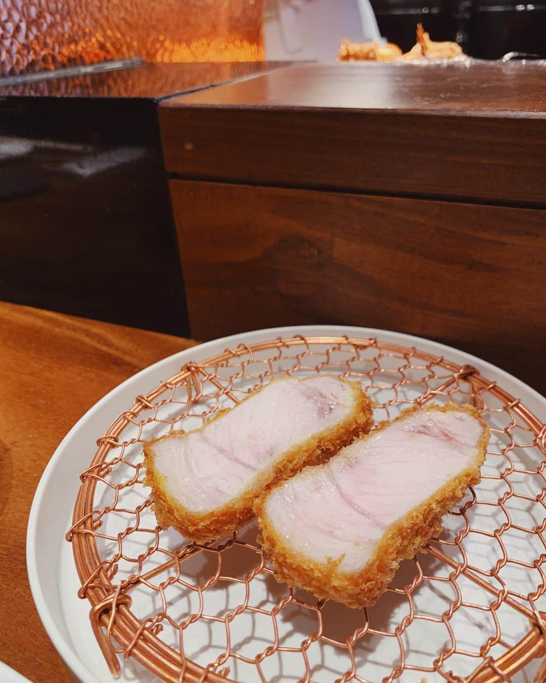 吉田奈央さんのインスタグラム写真 - (吉田奈央Instagram)「先月行った🐷💜  ＊  とんかつ、、、大好きなのよ。  #銀座かつかみ  絶品すぎた🥺  ロースはもちろん色んな部位をちょっとずつ堪能できるのはよかった！  てか米もうめーでした🍚←  デザートはなんと！ かき氷🍧  一気にさっぱりして かき氷専門店？てぐらいめちゃくちゃ美味しかった✨✨  コロナが落ちついていつか夜もいけますように。  #かつかみ#とんかつ#とんかつ専門店#銀座#銀座ランチ#銀座ディナー#カウンター席#コース料理#とんかつ定食#トンカツ#かき氷#大人女子#東京ママ#男の子ママ#時差投稿#時差スタグラム」1月10日 11時40分 - nao70818