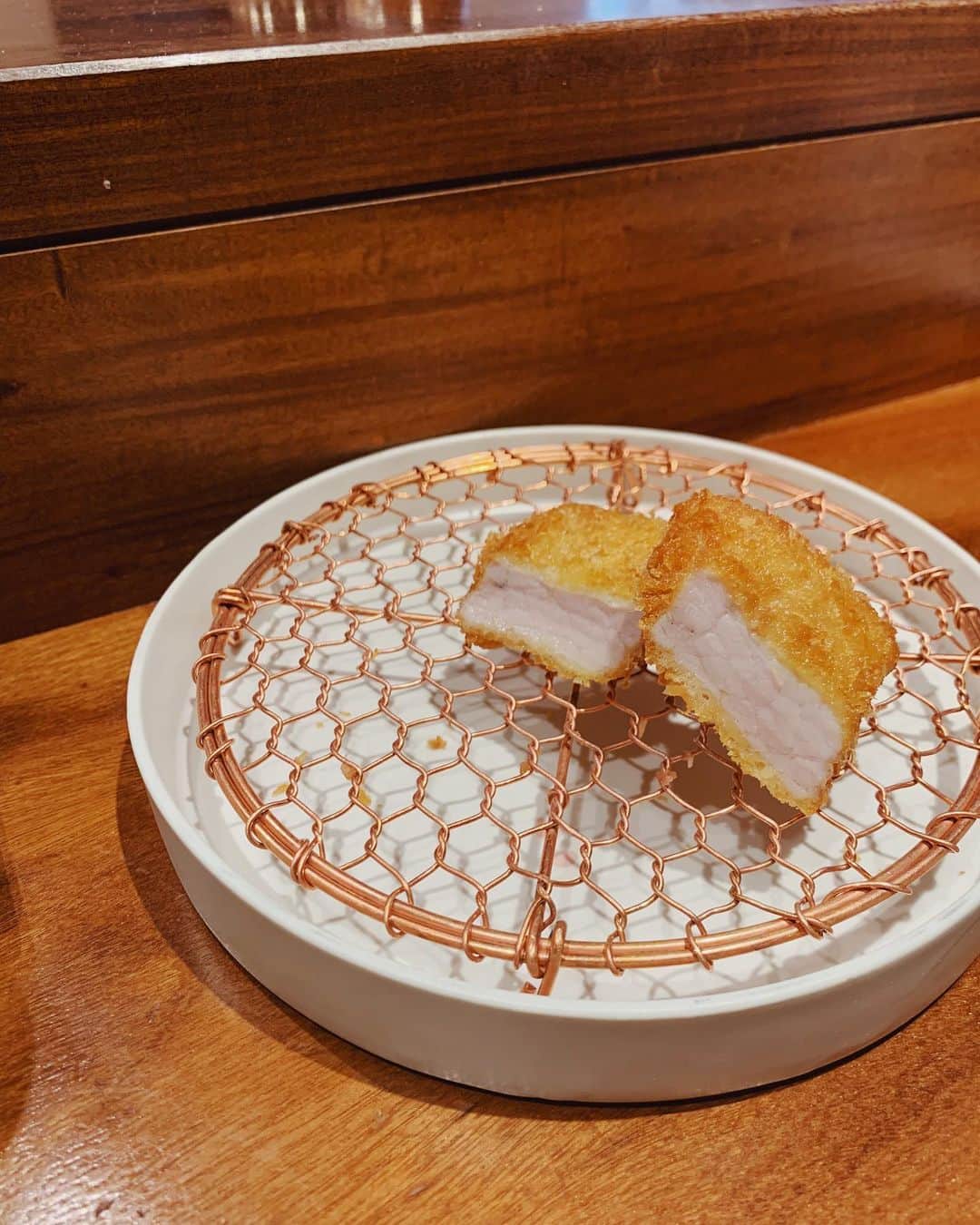 吉田奈央さんのインスタグラム写真 - (吉田奈央Instagram)「先月行った🐷💜  ＊  とんかつ、、、大好きなのよ。  #銀座かつかみ  絶品すぎた🥺  ロースはもちろん色んな部位をちょっとずつ堪能できるのはよかった！  てか米もうめーでした🍚←  デザートはなんと！ かき氷🍧  一気にさっぱりして かき氷専門店？てぐらいめちゃくちゃ美味しかった✨✨  コロナが落ちついていつか夜もいけますように。  #かつかみ#とんかつ#とんかつ専門店#銀座#銀座ランチ#銀座ディナー#カウンター席#コース料理#とんかつ定食#トンカツ#かき氷#大人女子#東京ママ#男の子ママ#時差投稿#時差スタグラム」1月10日 11時40分 - nao70818